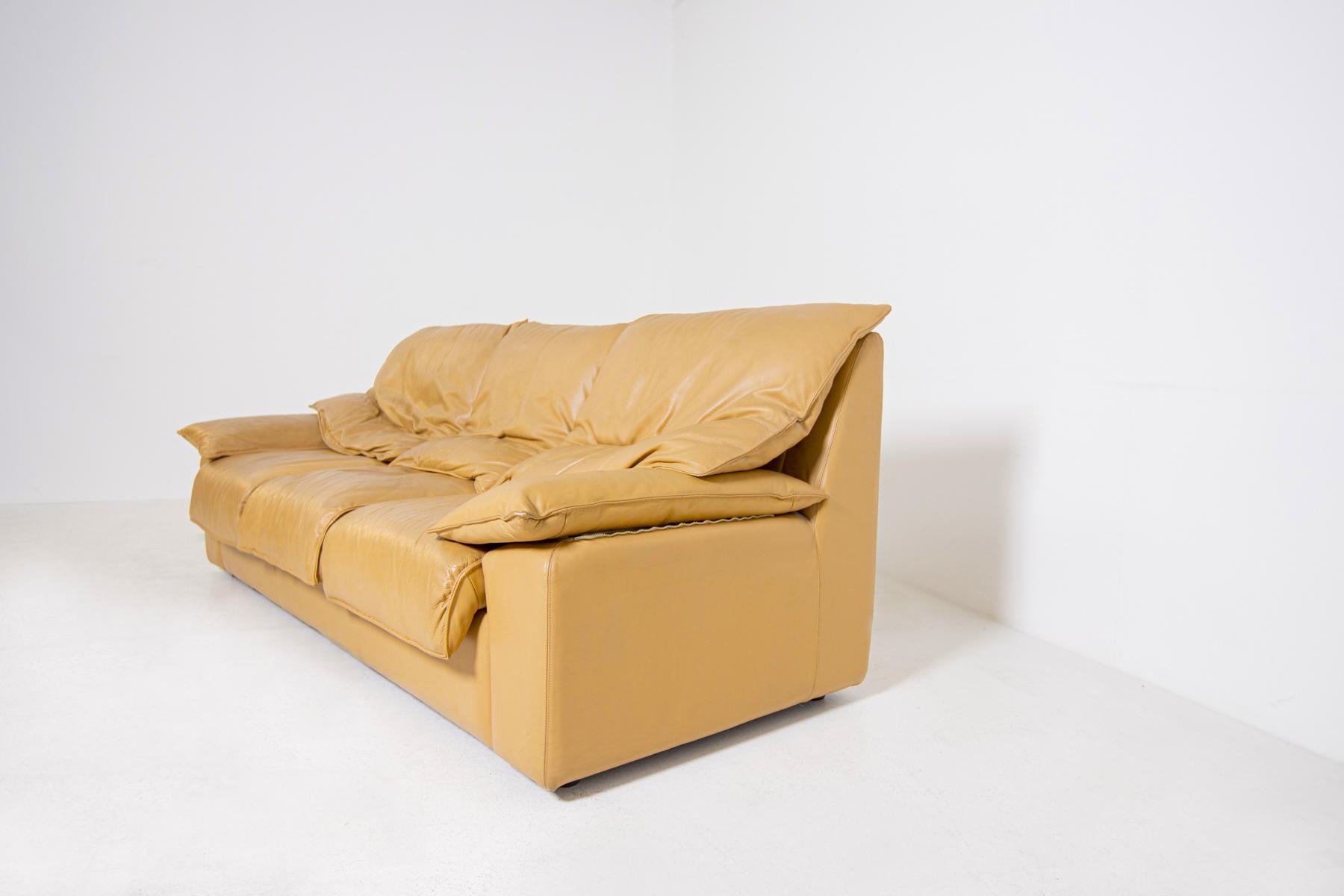 Vintage Italian Sofa Camel-Colored Leather Three-Seat, 1970s In Good Condition For Sale In Milano, IT