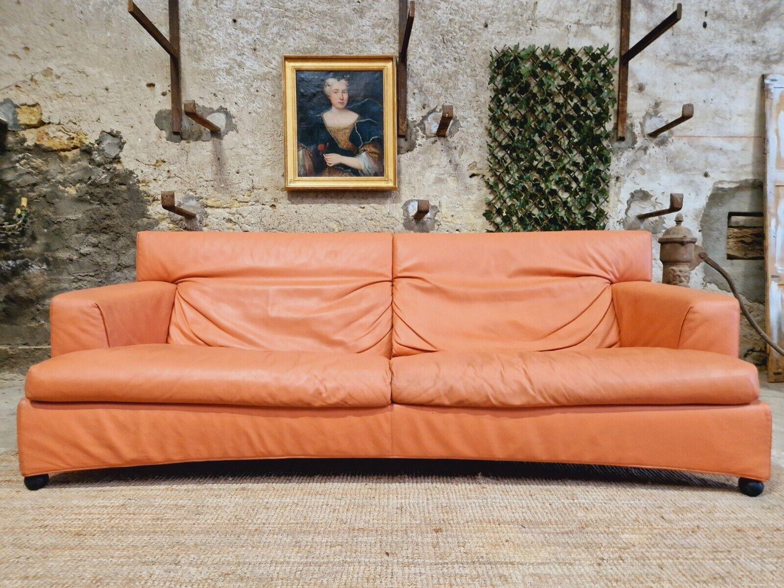 **SALE **

Experience the allure of vintage Italian design with this stunning Paolo Piva salmon pink leather sofa. Crafted in Italy with a solid pattern and sleek modern back style, this vintage piece is a must-have for anyone looking to add a touch