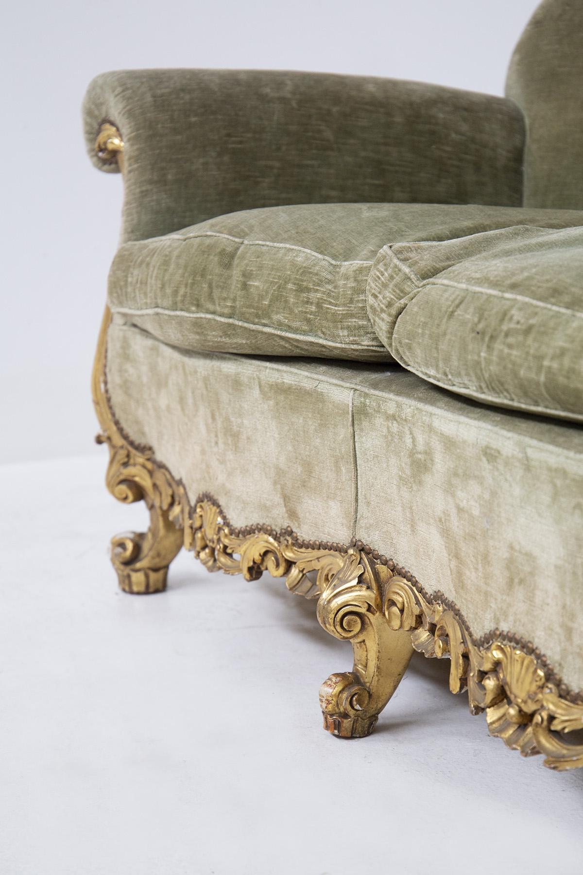 Italienisches Vintage-Sofa aus vergoldetem Holz und grünem Samt im Angebot 1