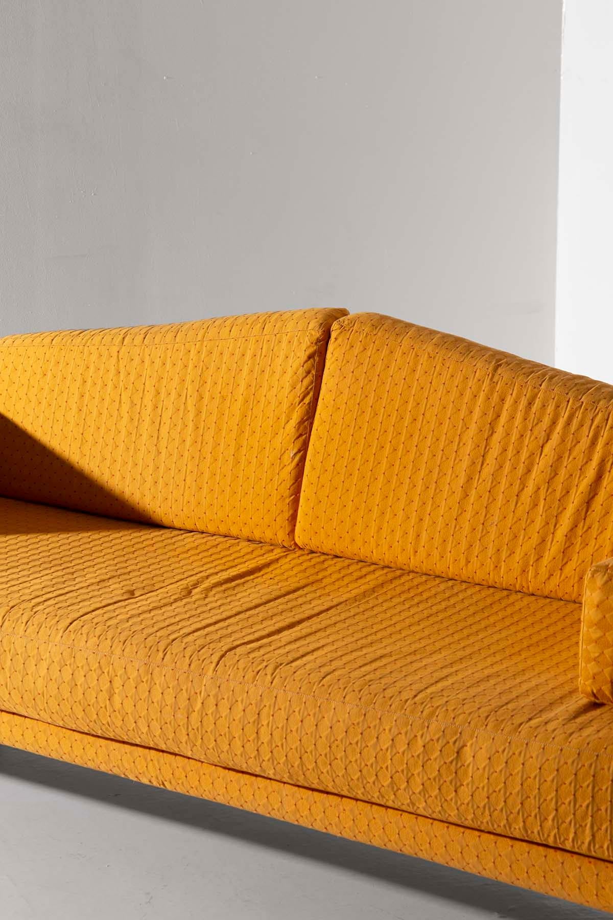 Ère spatiale Sofa italien vintage en tissu jaune en vente