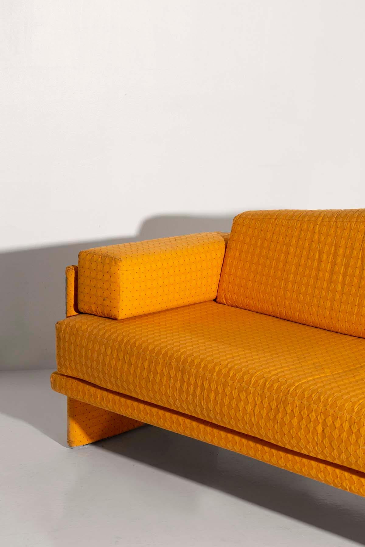 Fin du 20e siècle Sofa italien vintage en tissu jaune en vente