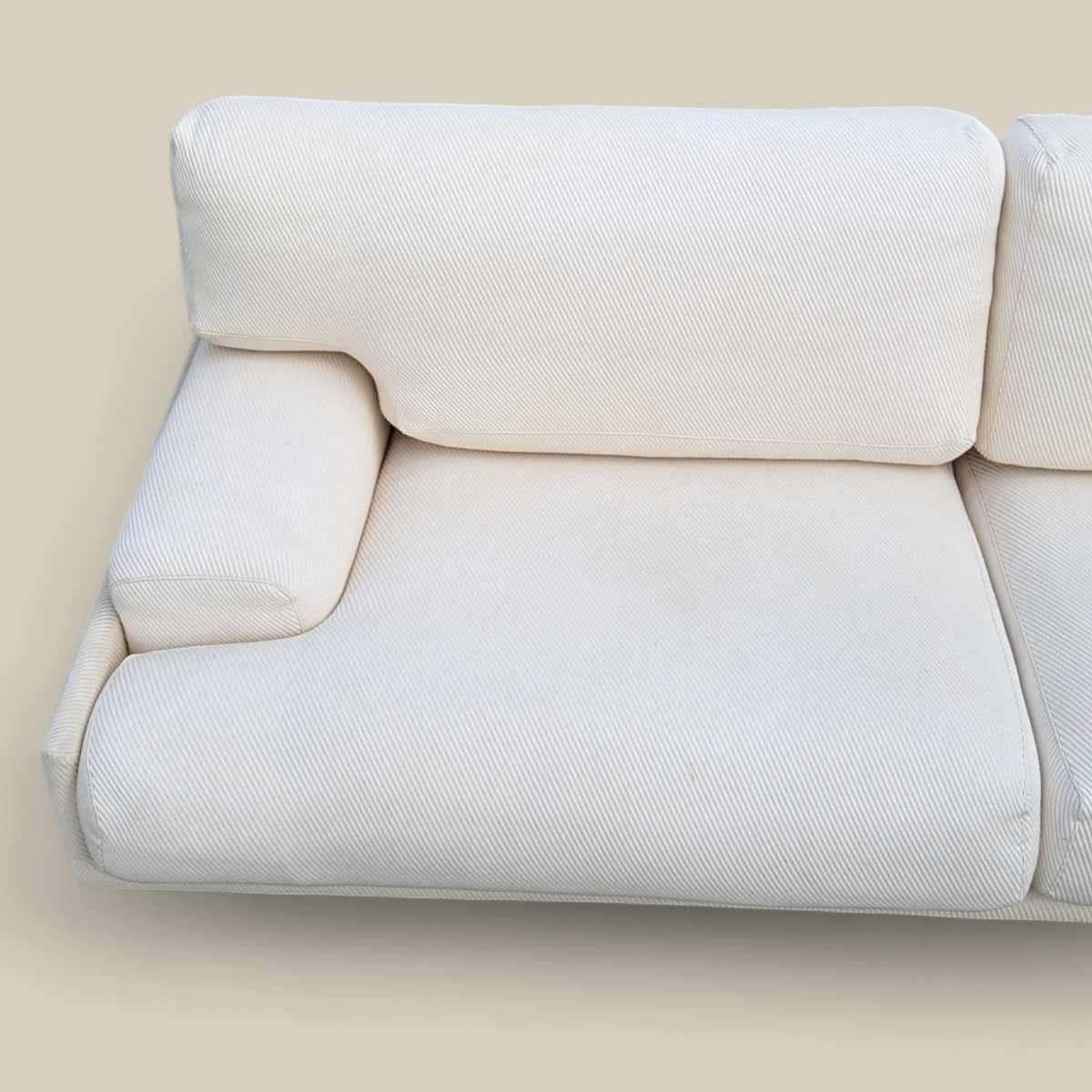In vendita c'è uno splendido divano italiano vintage degli anni '70, che incarna il design elegante e minimalista dell'epoca. Questo pezzo squisito è caratterizzato da un profilo basso, linee pulite e cuscini generosamente imbottiti, che offrono