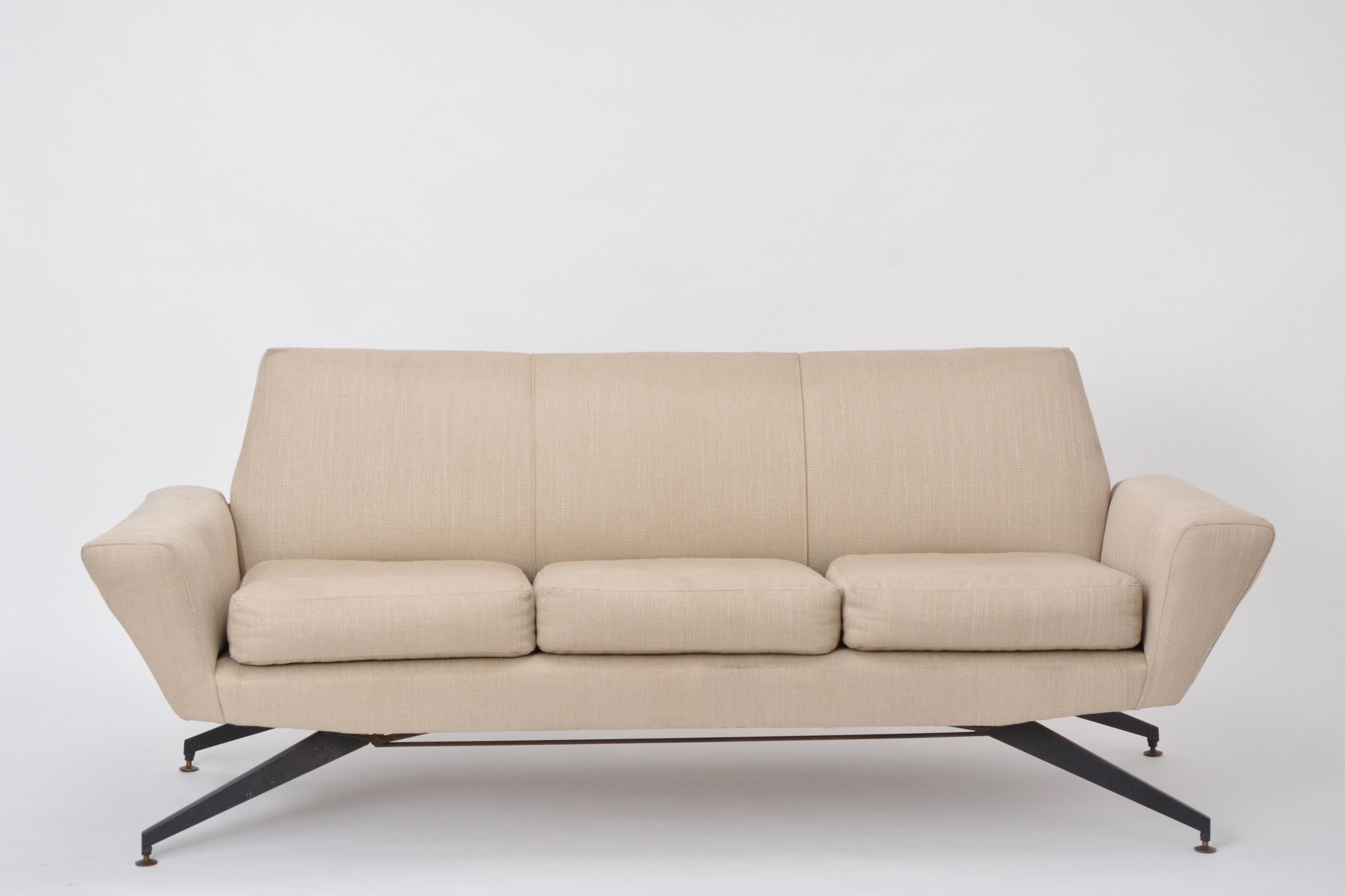 Italian Mid-Century Modern sofa with black Metal base by Lenzi In Good Condition In Berlin, DE