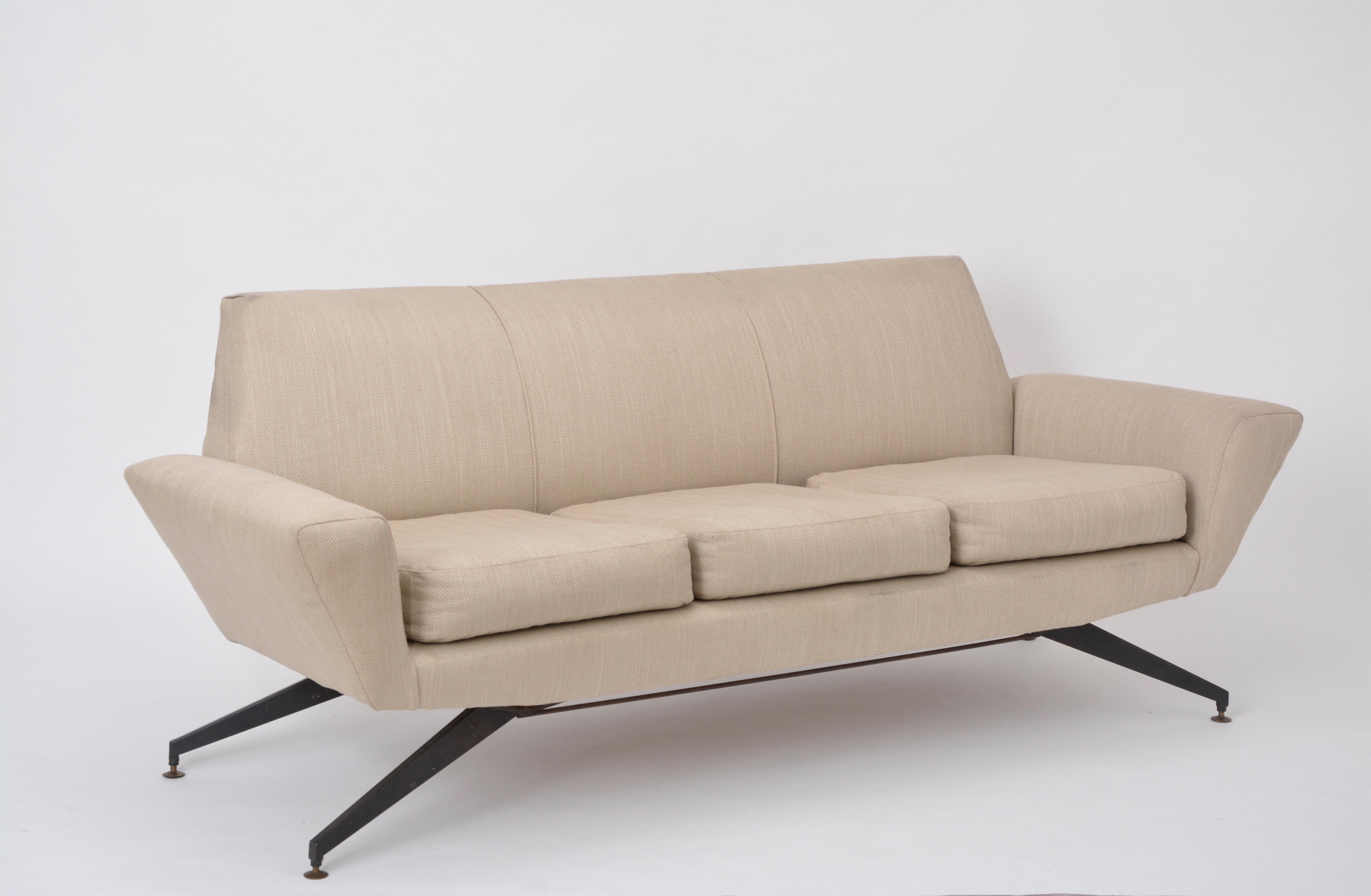 20th Century Italian Mid-Century Modern sofa with black Metal base by Lenzi