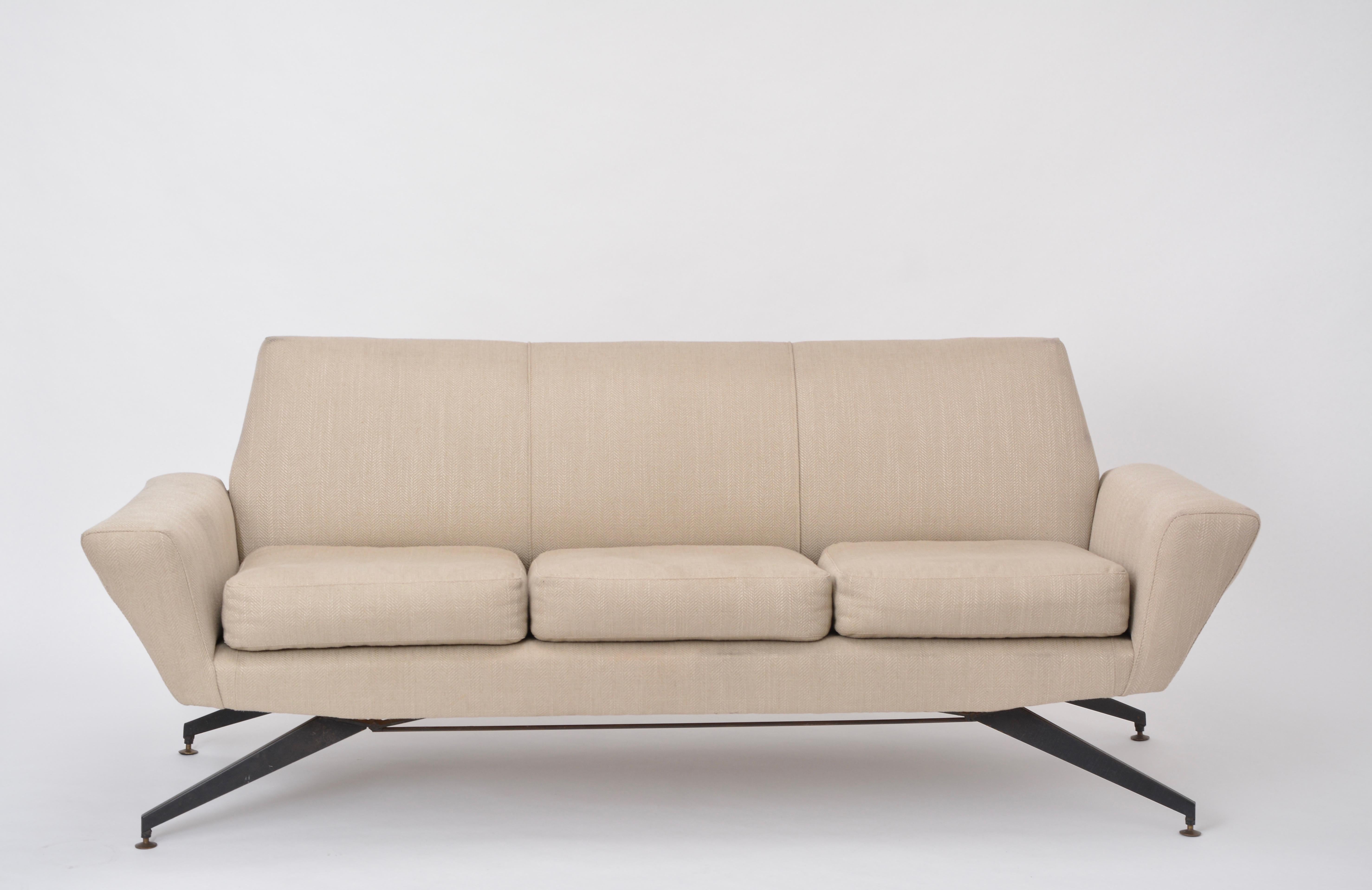 Italian Mid-Century Modern sofa with black Metal base by Lenzi

This three-seat sofa was produced by Italian company Lenzi in the 1950s. The base is made of lacquered metal.
The upholstery is in good condition, the fabric with signs of use and some