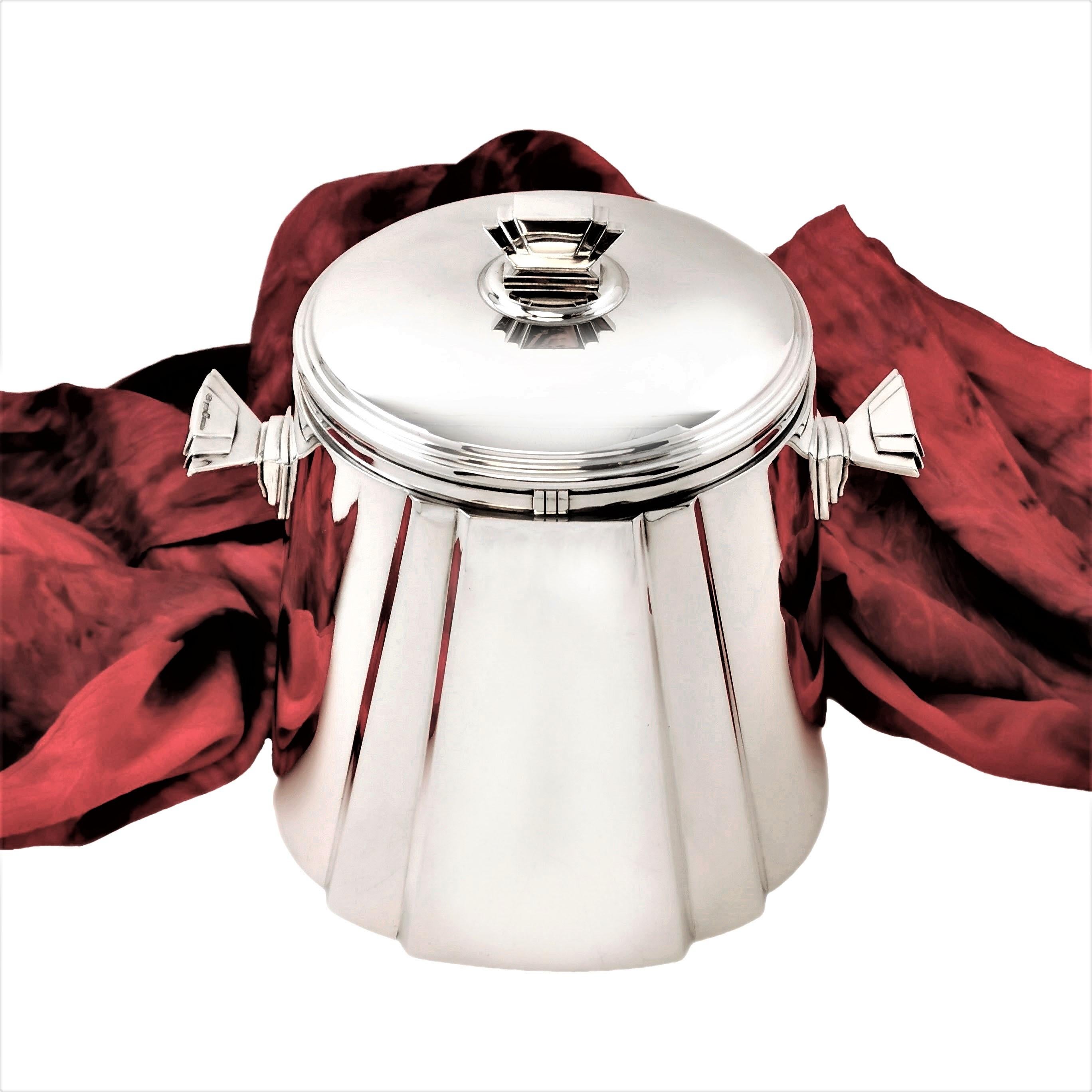 An impressive vintage Italian Art Deco style Ice Bucket. This lidded Ice Bucket is designed to also be suitable for use as a Wine or Champagne Cooler without the lid. The mid-century cooler has a white liner for increased insulation. The cooler has