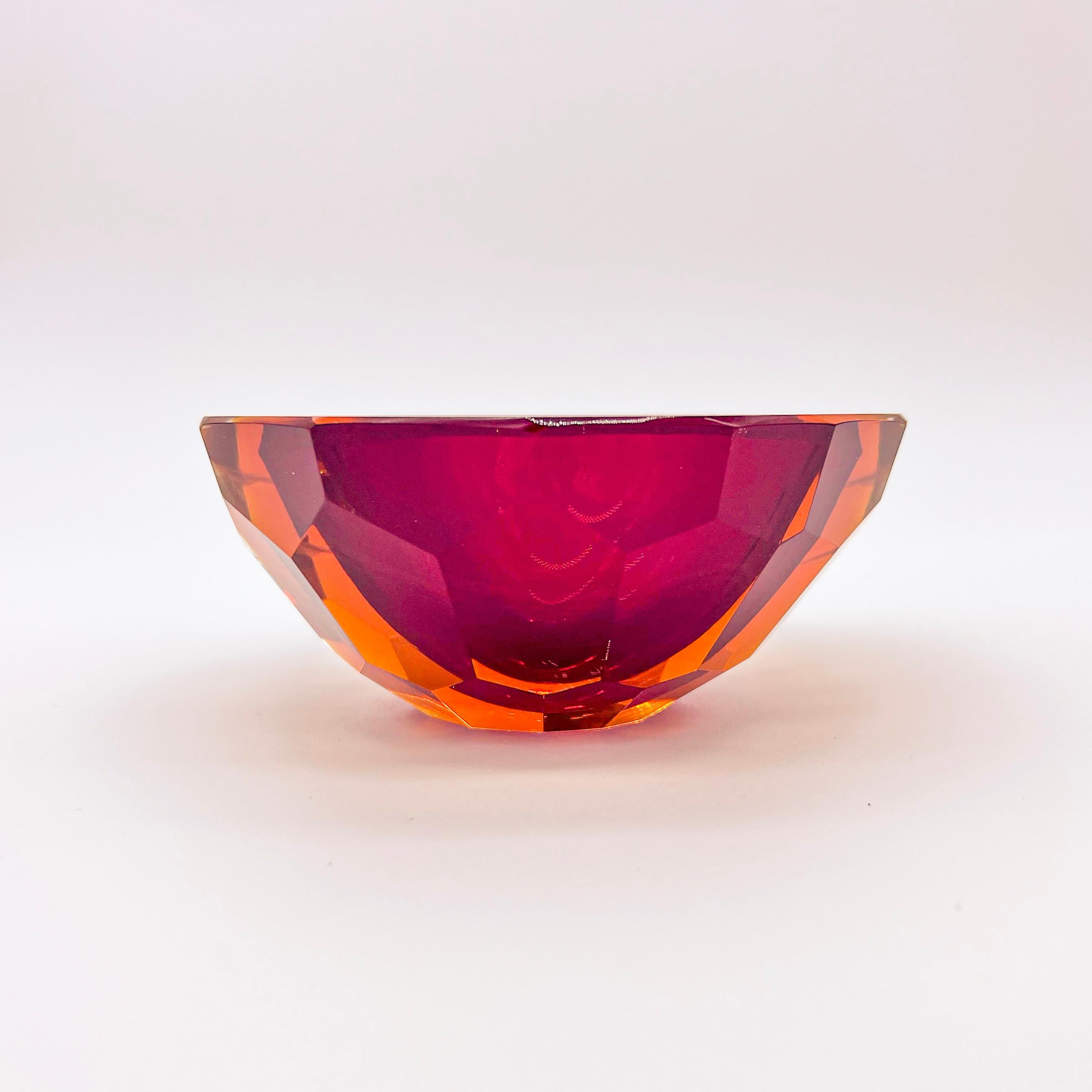 Considerado universalmente como uno de los diseñadores más prolíficos y capaces de jarrones y objetos de cristal de Murano en general, Flavio Poli se asoció con algunos de los más influyentes y hábiles productores de cristal de Murano para crear