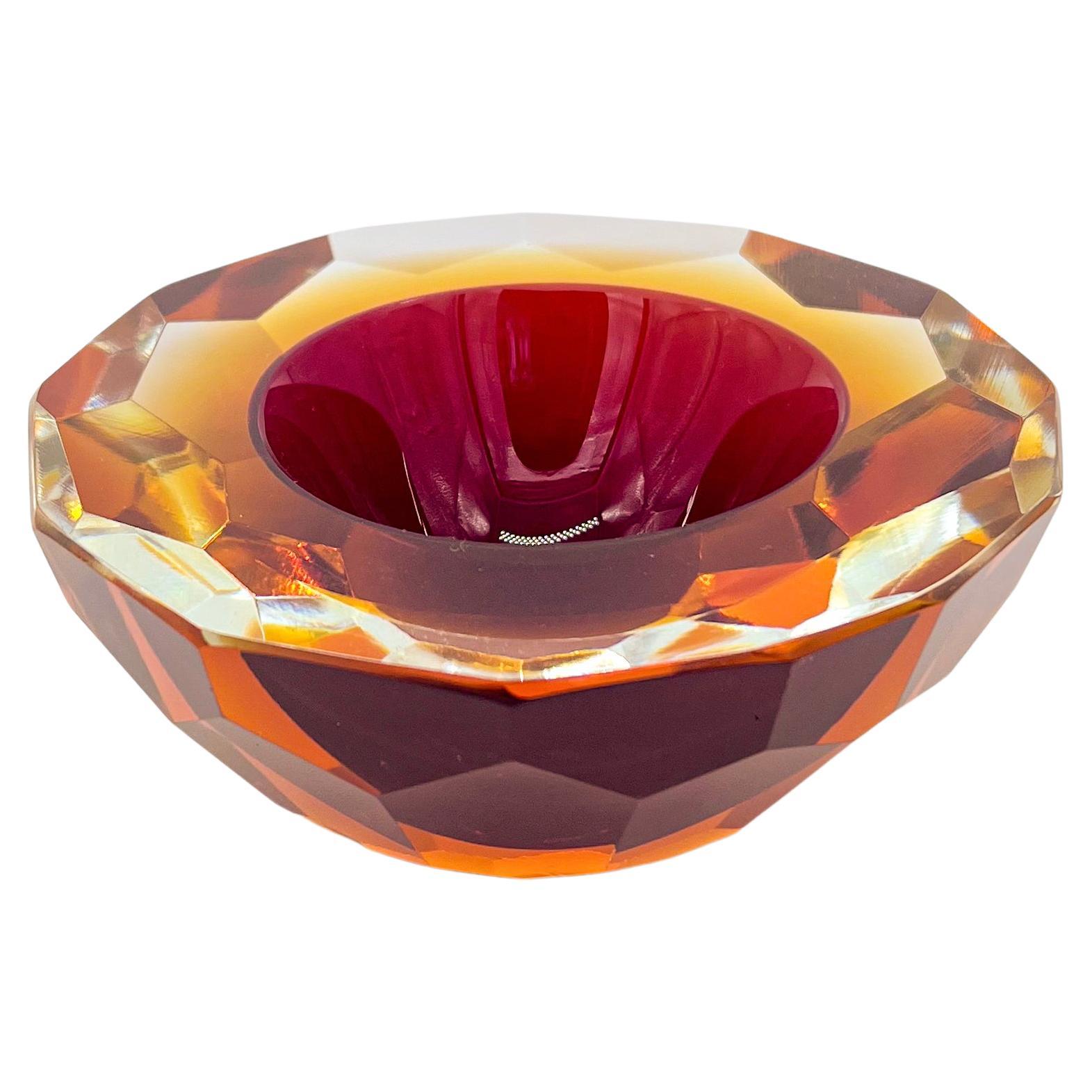 Italienische Muranoschale/Aschenbecherschale „Sommerso“ aus rotem und orangefarbenem facettiertem Glas