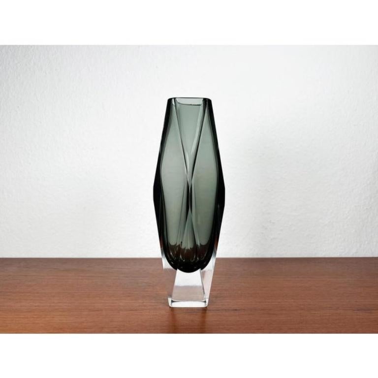 Vase vintage italien en verre de Murano, 1970, en très bon état. Conçu de 1970 à 1979.

Informations complémentaires :
Matériaux : Verre
Couleur : Vert
Pays d'origine : Italie
Type d'article : Vintage, antique ou d'occasion
Dimensions : 3,15ʺW ×