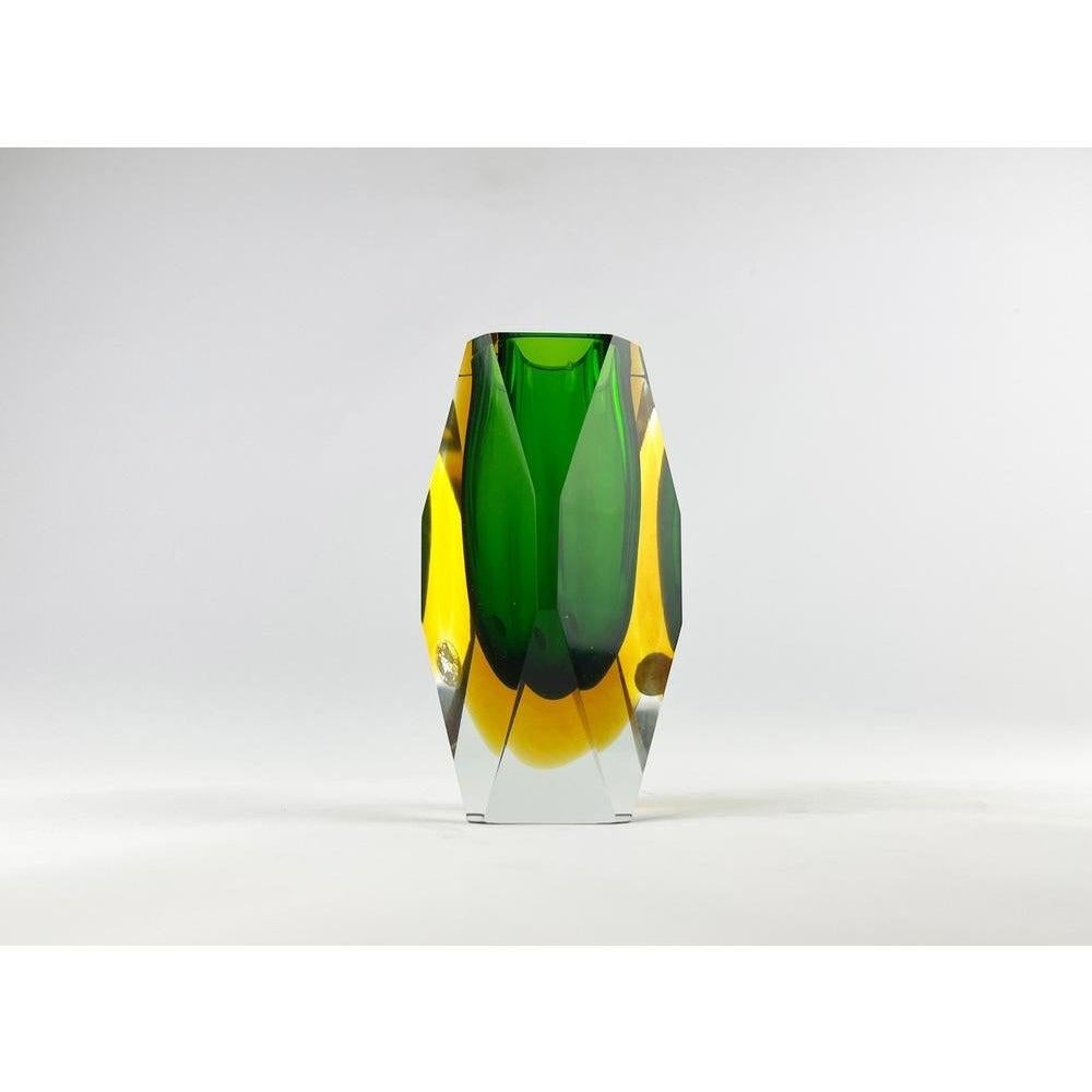 Vaso Vintage Italian Glass Sommerso, anni '70, in ottime condizioni. Progettato dal 1970 al 1979.

Informazioni aggiuntive:
Colore: verde
Paese di origine: Italia
Tipo di articolo: Vintage, Antico o Pre-owned
Diametro: 3,54ʺL × 3,54ʺD ×