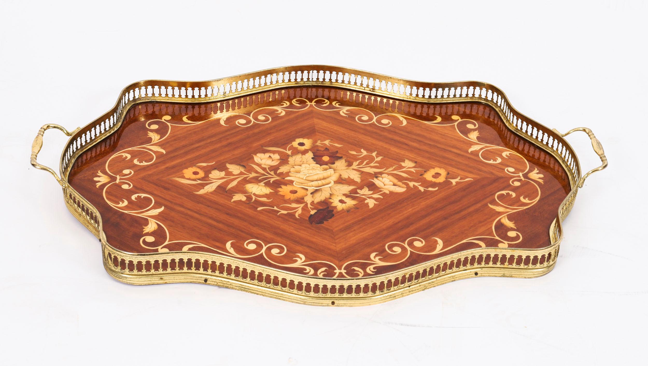 Dies ist eine schöne Vintage italienischen Sorrento Nussbaum und Ormolu Getränke Tablett.

Das geformte Tablett ist sehr dekorativ, mit üppigem Blumenmarketerie-Dekor mit zentralem Blumenbouquet, geformten Bändern und Ormolu-Galerieumrandungen mit