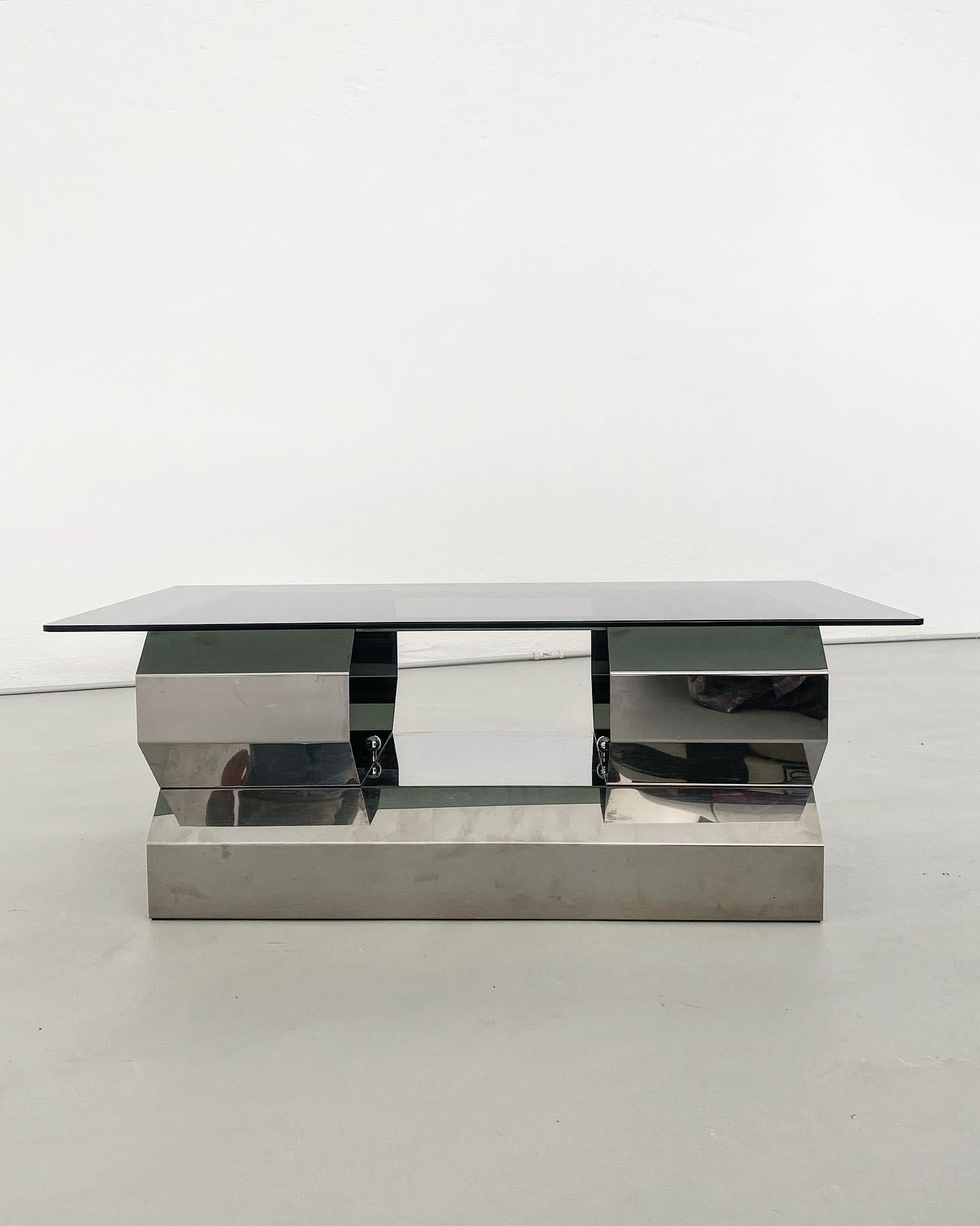 Ère spatiale Table basse italienne sculpturale de l'ère spatiale en métal chromé avec plateau en verre fumé en vente