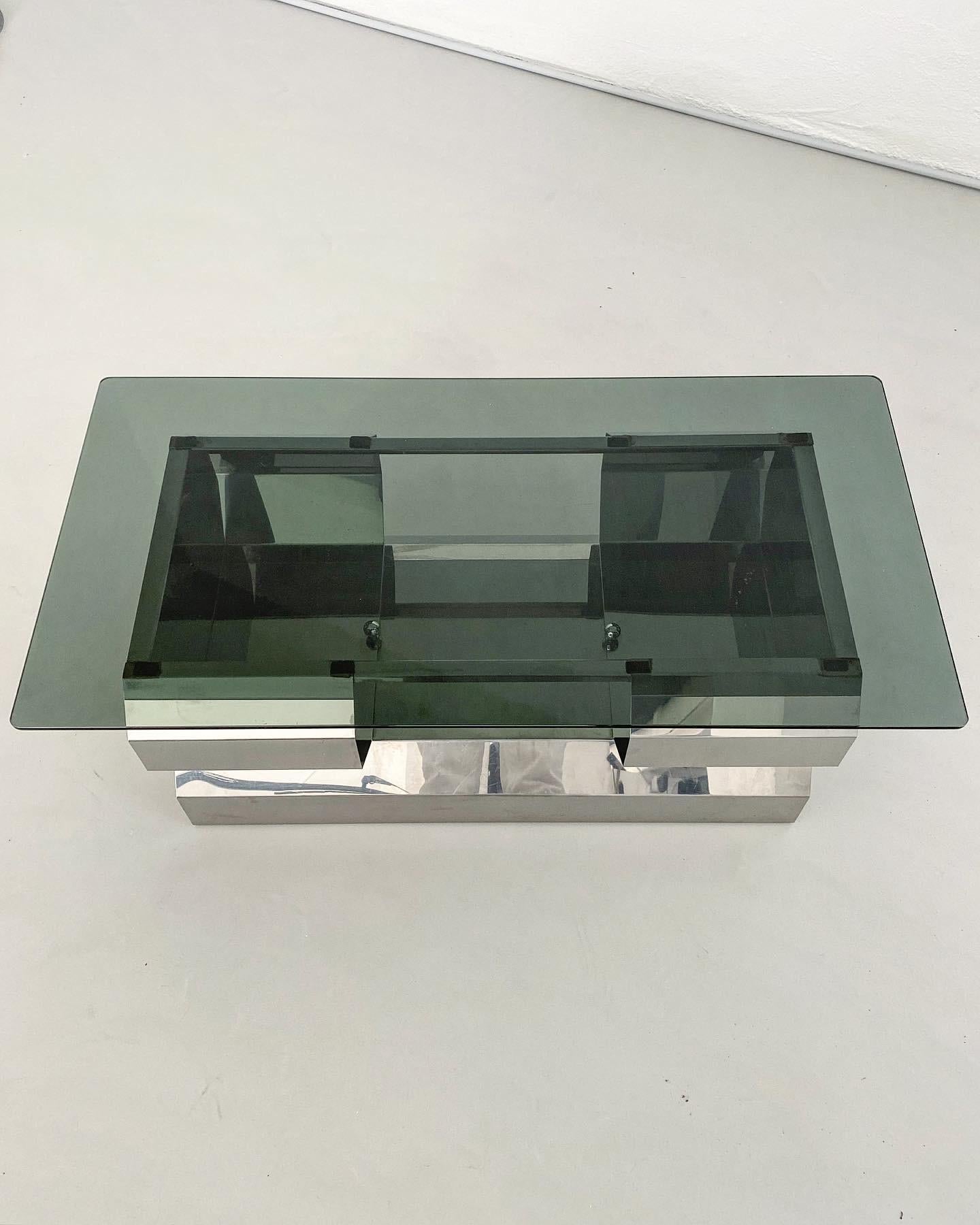 Late 20th Century Sculptural Italian Space Age coffee table in chromed metal with smoked glass top For Sale