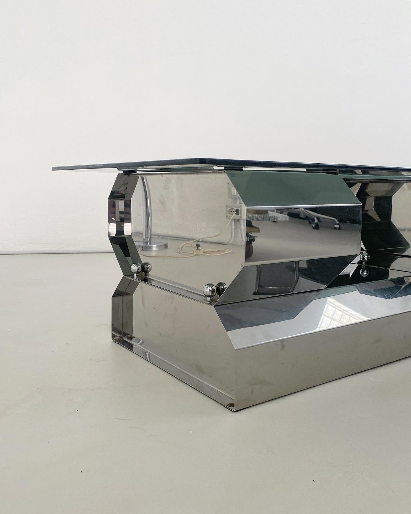 Fin du 20e siècle Table basse italienne sculpturale de l'ère spatiale en métal chromé avec plateau en verre fumé en vente