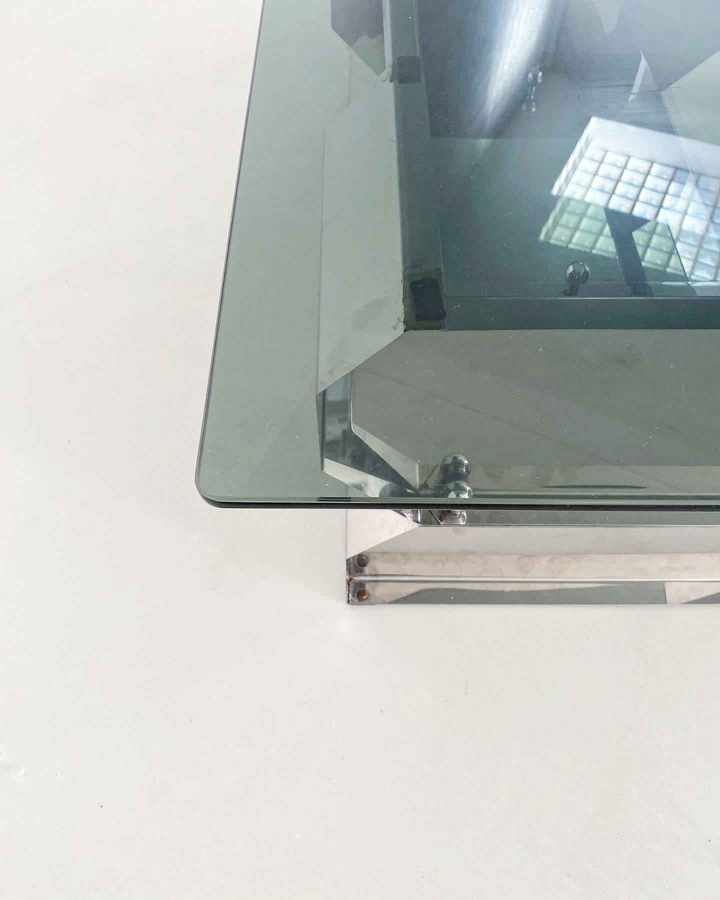 Escultural mesa de centro italiana de la Era Espacial en metal cromado con tapa de cristal ahumado finales del siglo XX en venta