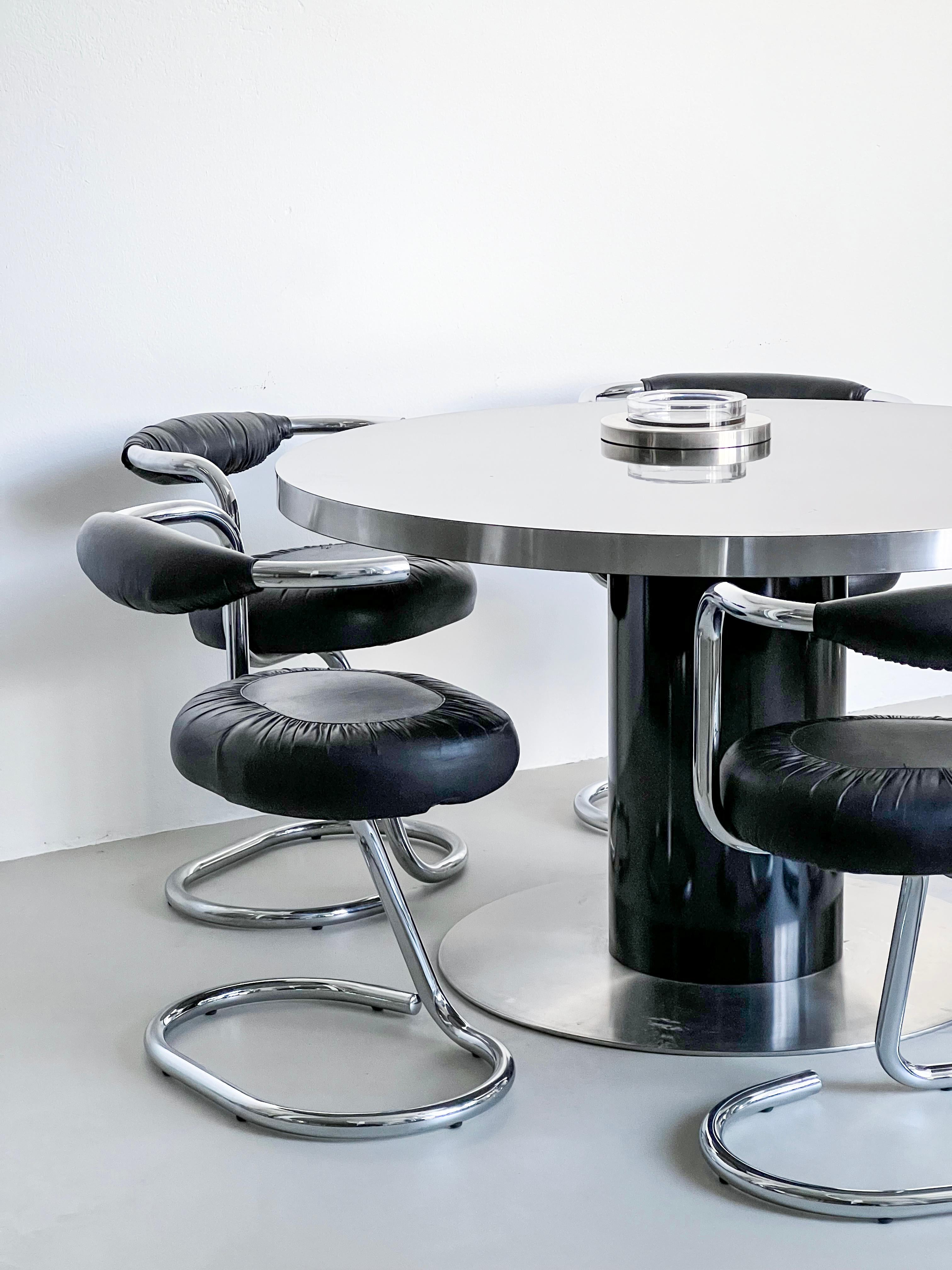Table de salle à manger italienne de l'ère spatiale en bois laqué et acier par Willy Rizzo Bon état - En vente à Milano, IT