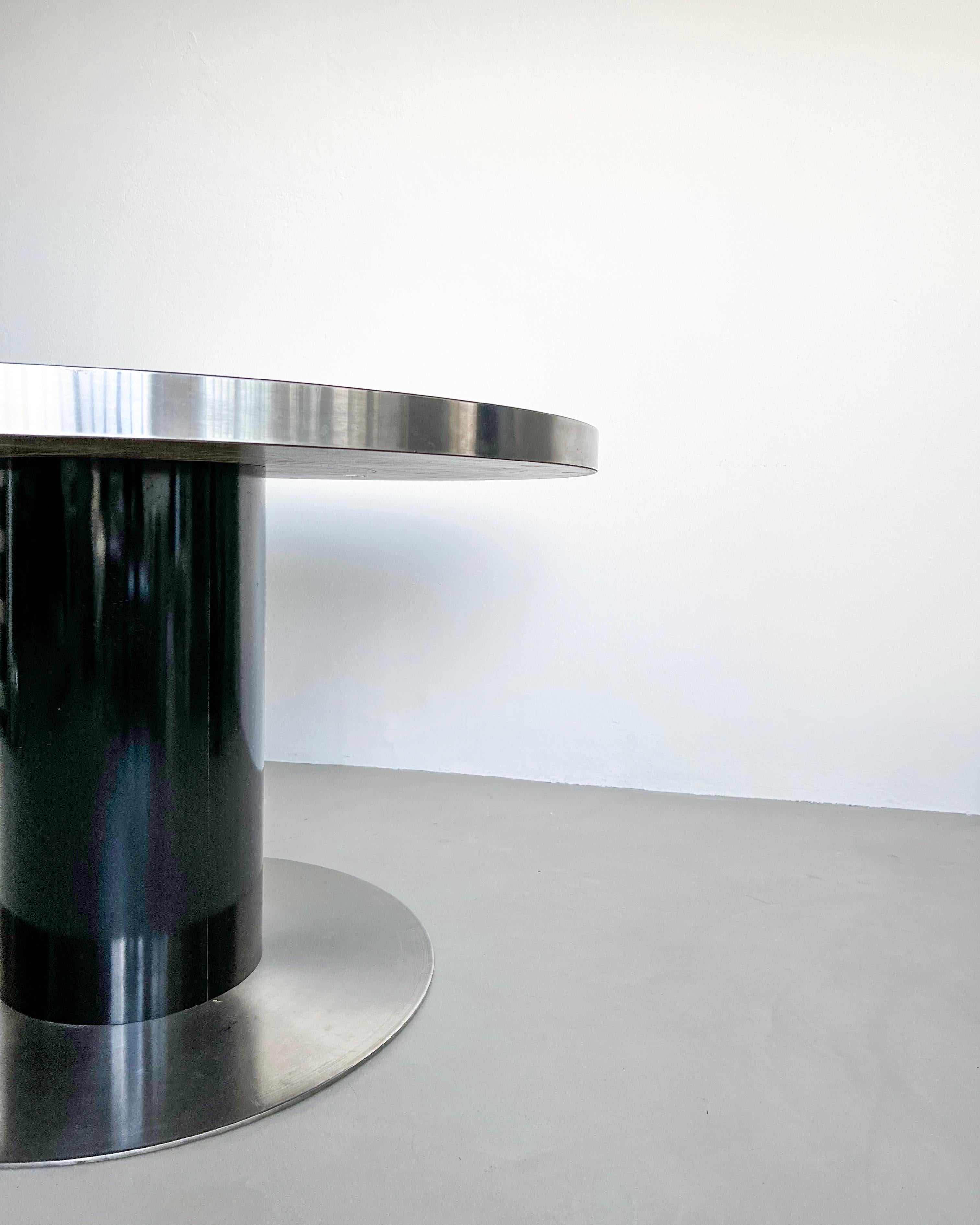 Métal Table de salle à manger italienne de l'ère spatiale en bois laqué et acier par Willy Rizzo en vente