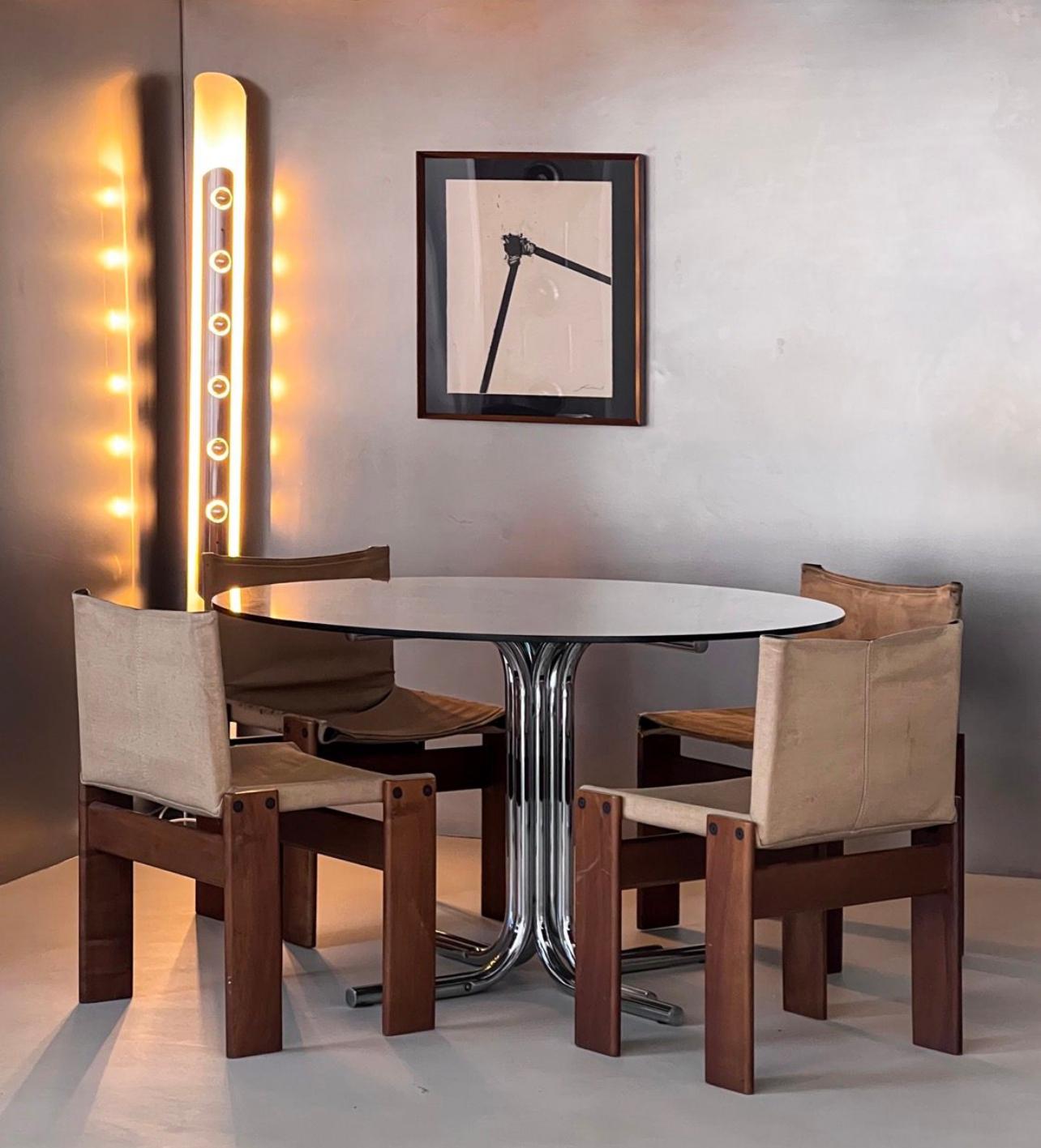 Nous vous proposons une table de salle à manger Space and AGE étonnante et intemporelle, avec des pieds tubulaires en métal chromé et un plateau rond en verre fumé à bord quadrillé. Conçu et fabriqué très probablement dans les années soixante-dix,