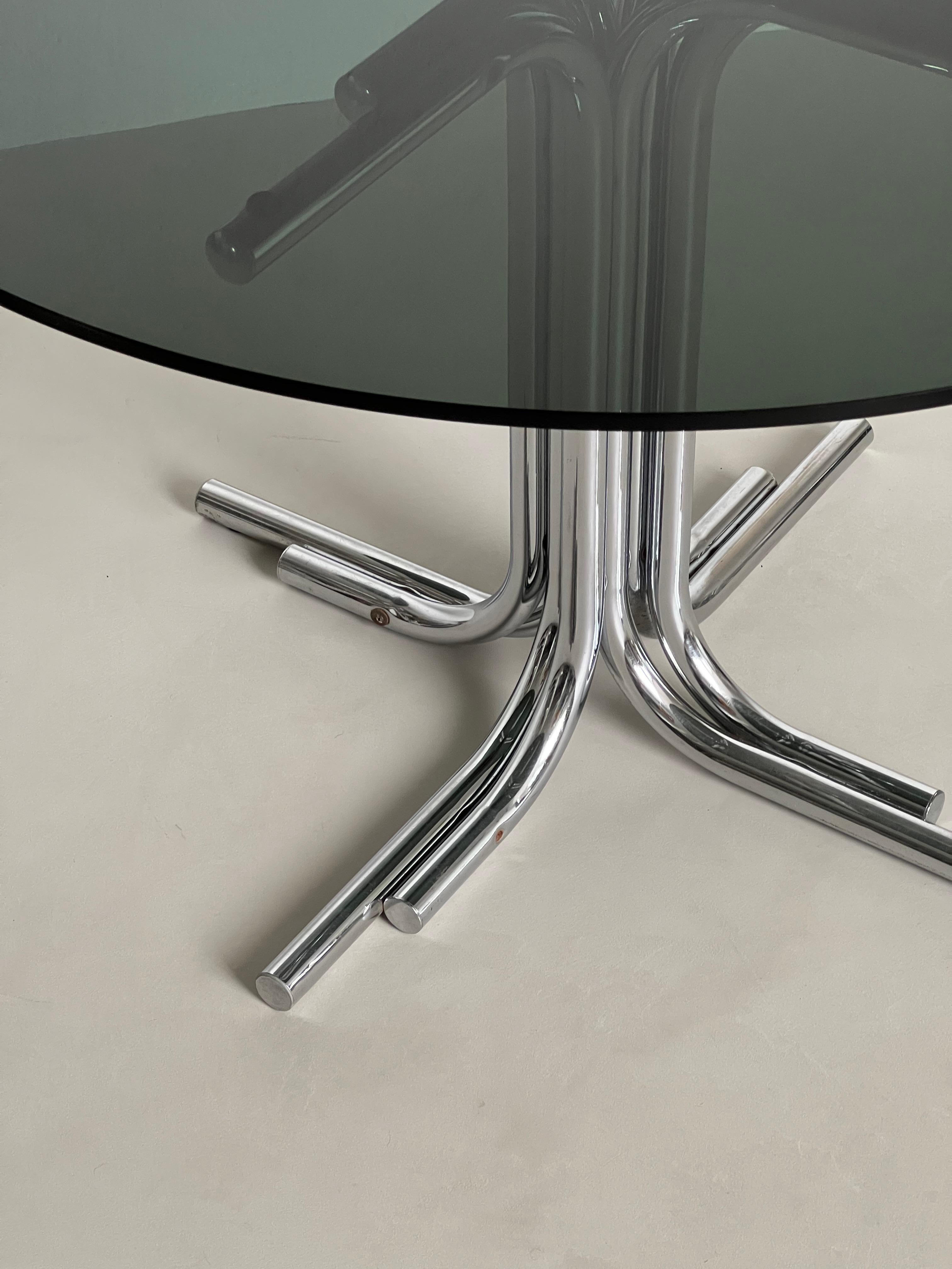 Table de salle à manger italienne de l'ère spatiale avec pieds chromés et plateau en verre fumé Bon état - En vente à Milano, IT