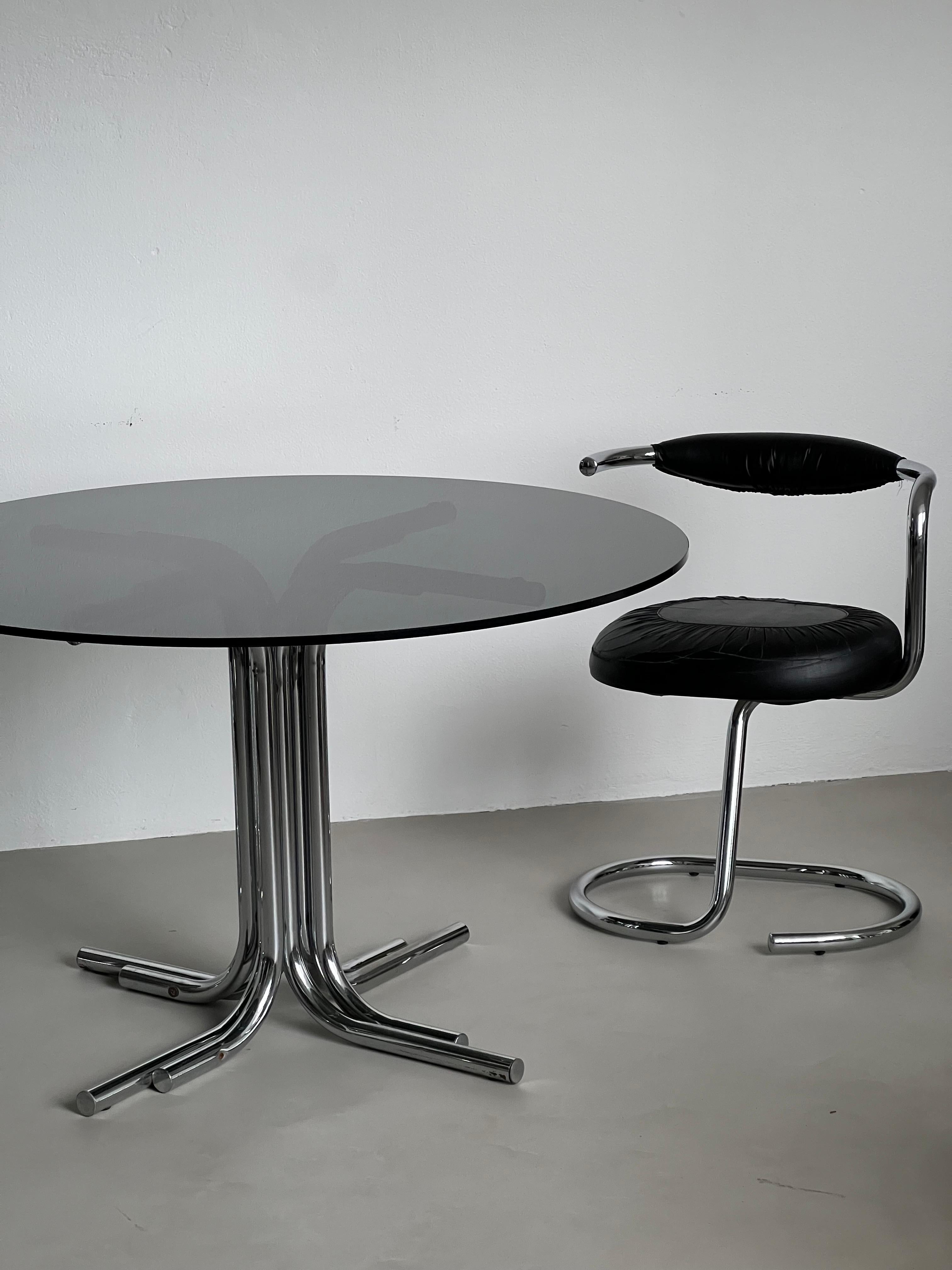 Métal Table de salle à manger italienne de l'ère spatiale avec pieds chromés et plateau en verre fumé en vente