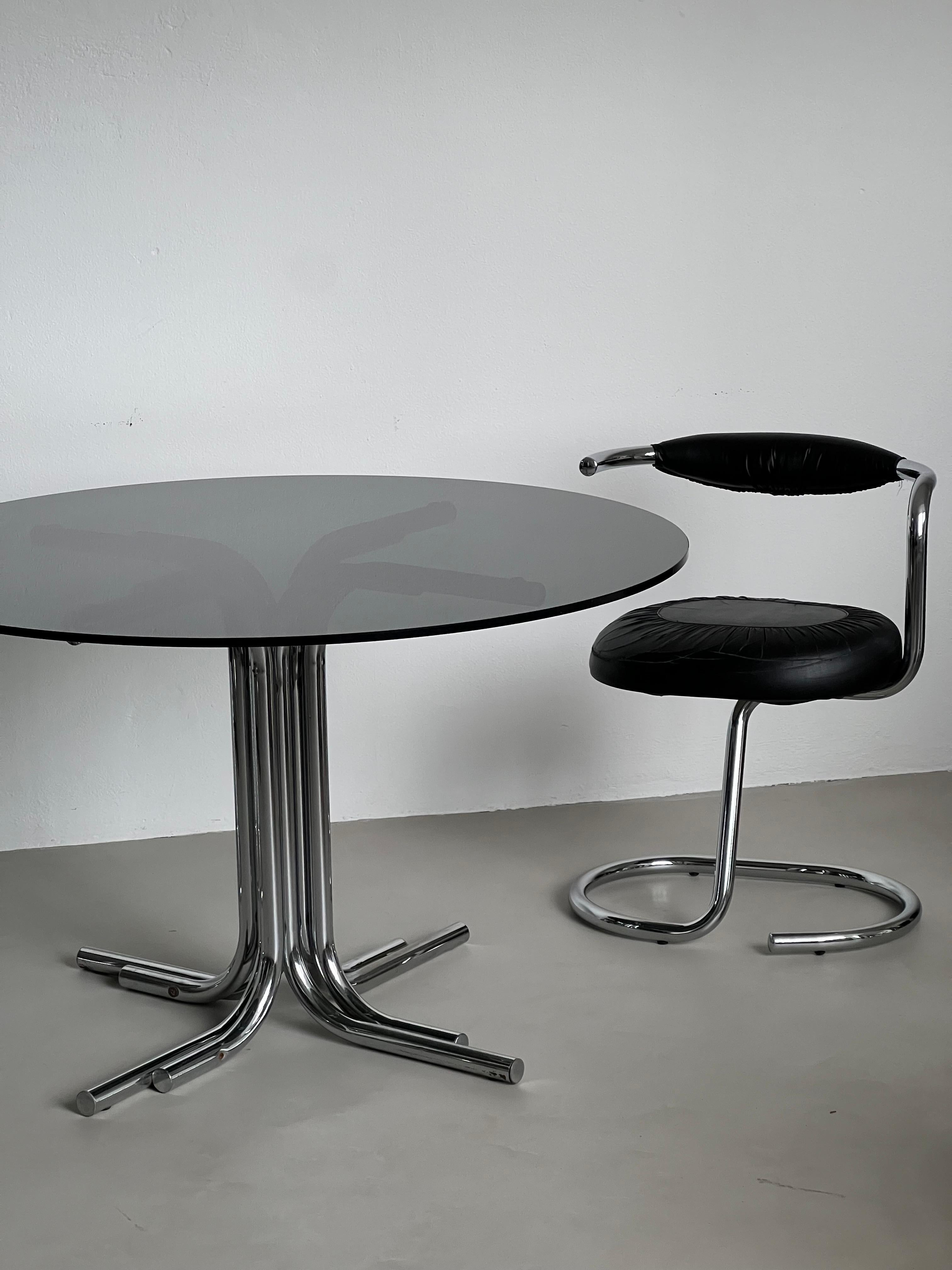 Table de salle à manger italienne de l'ère spatiale avec pieds chromés et plateau en verre fumé en vente 1