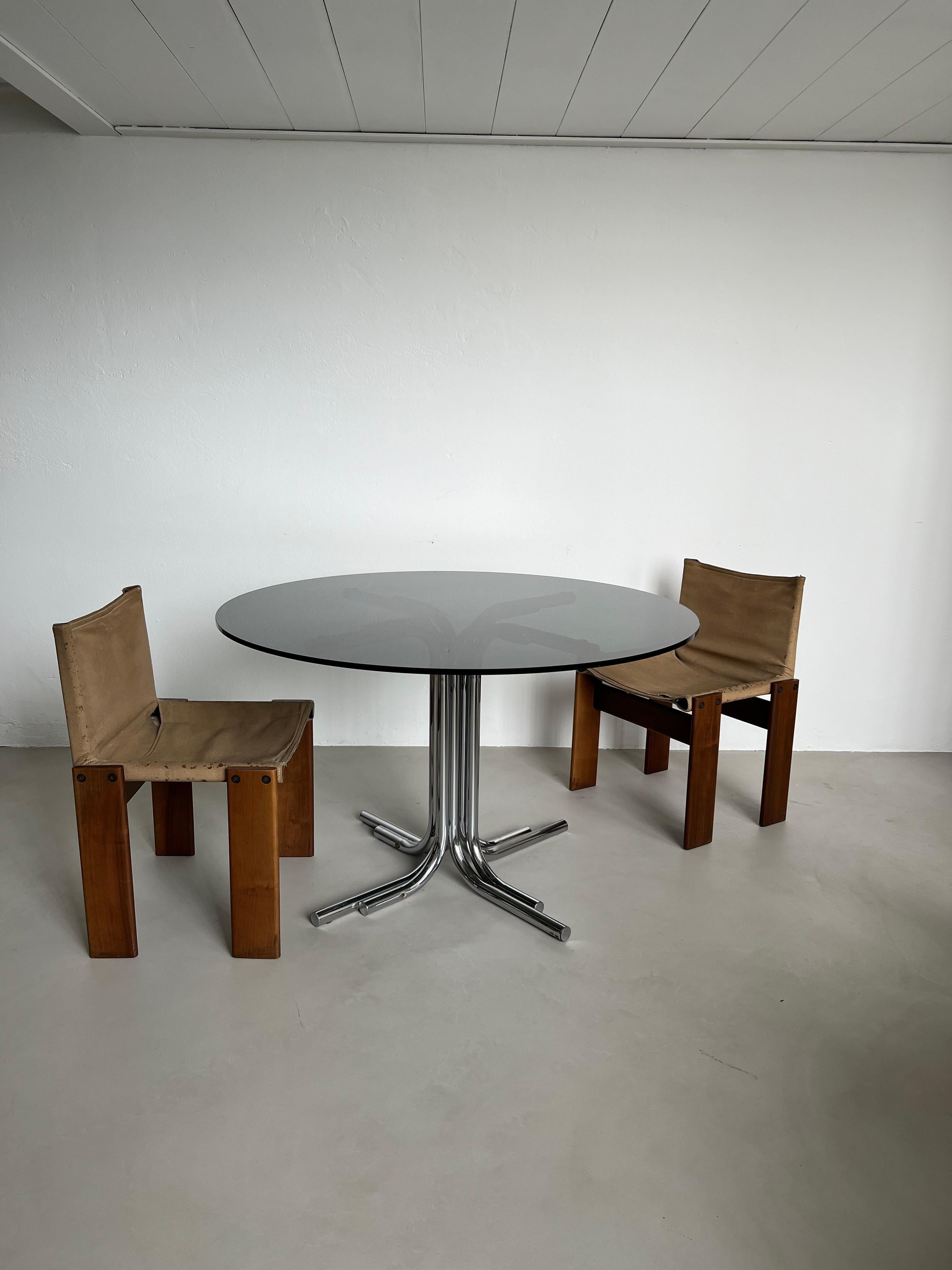 Table de salle à manger italienne de l'ère spatiale avec pieds chromés et plateau en verre fumé en vente 1