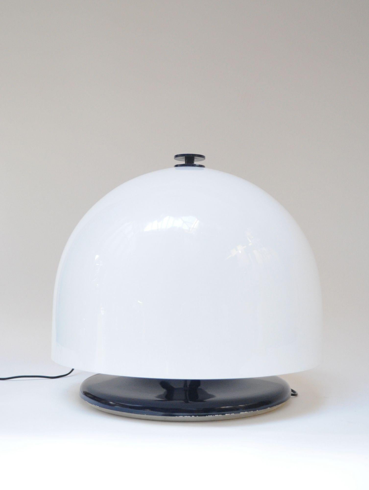 Vintage Italian Space Age Dome Mushroom Table Lamp in Enameled Metal and Acrylic For Sale 11