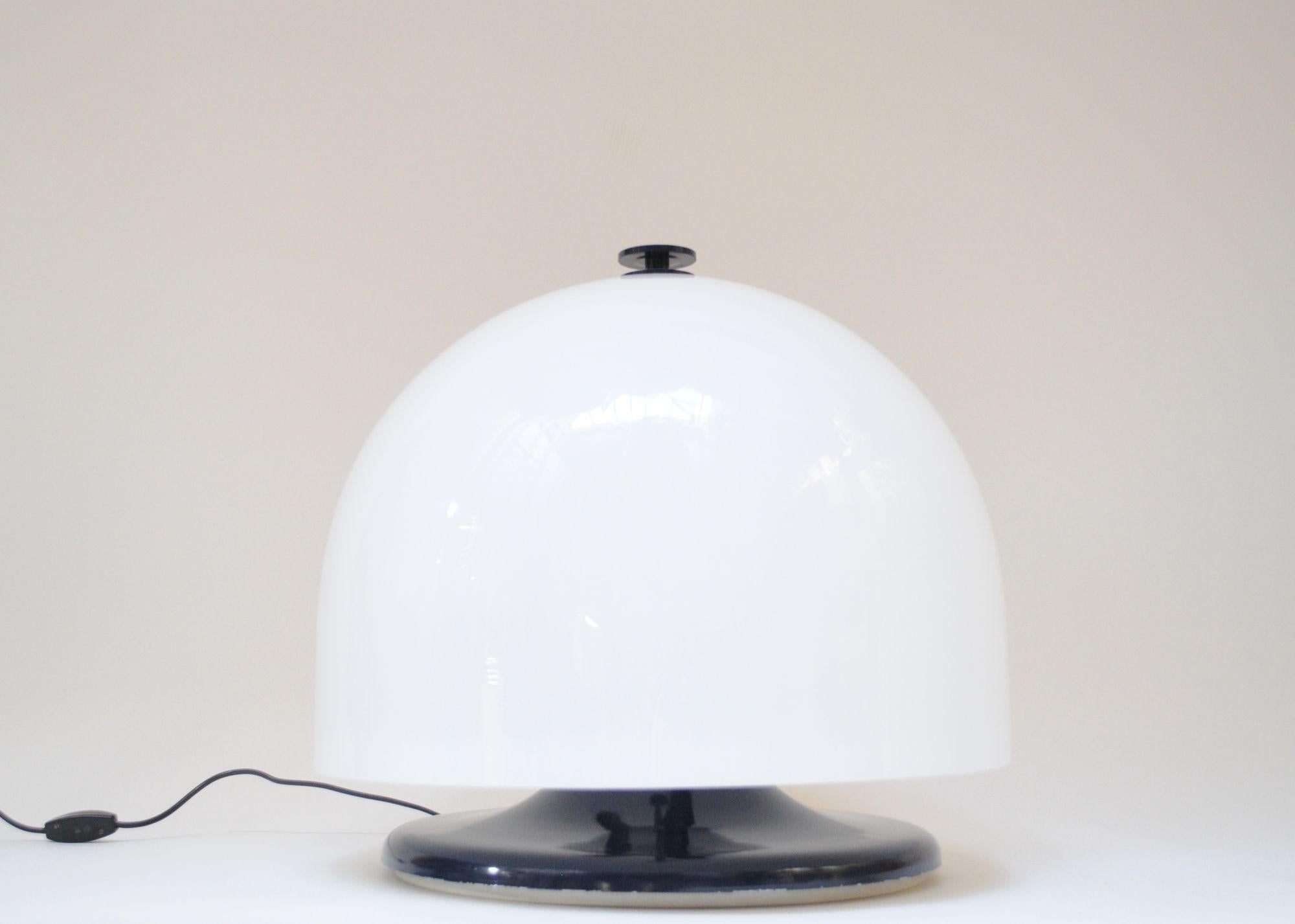 Vintage Italian Space Age Dome Mushroom Table Lamp in Enameled Metal and Acrylic For Sale 12