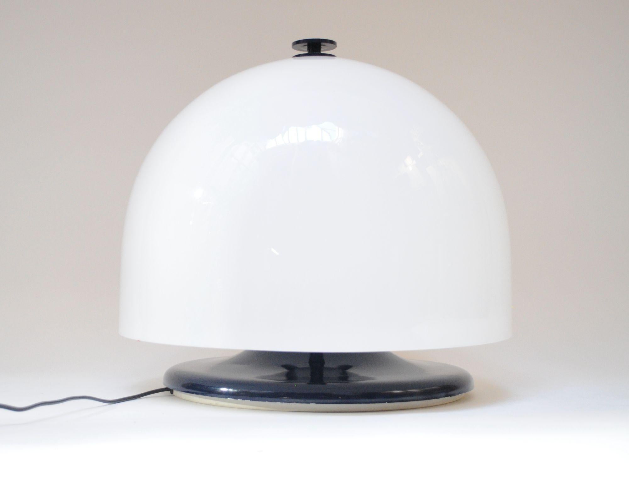Vintage Italian Space Age Dome Mushroom Table Lamp in Enameled Metal and Acrylic For Sale 14