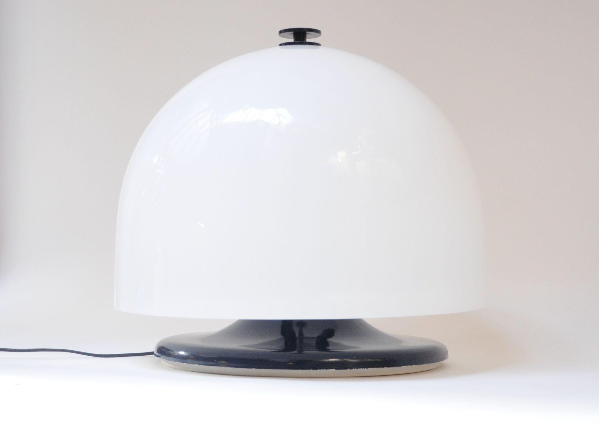 Vintage Italian Space Age Dome Mushroom Table Lamp in Enameled Metal and Acrylic For Sale 15