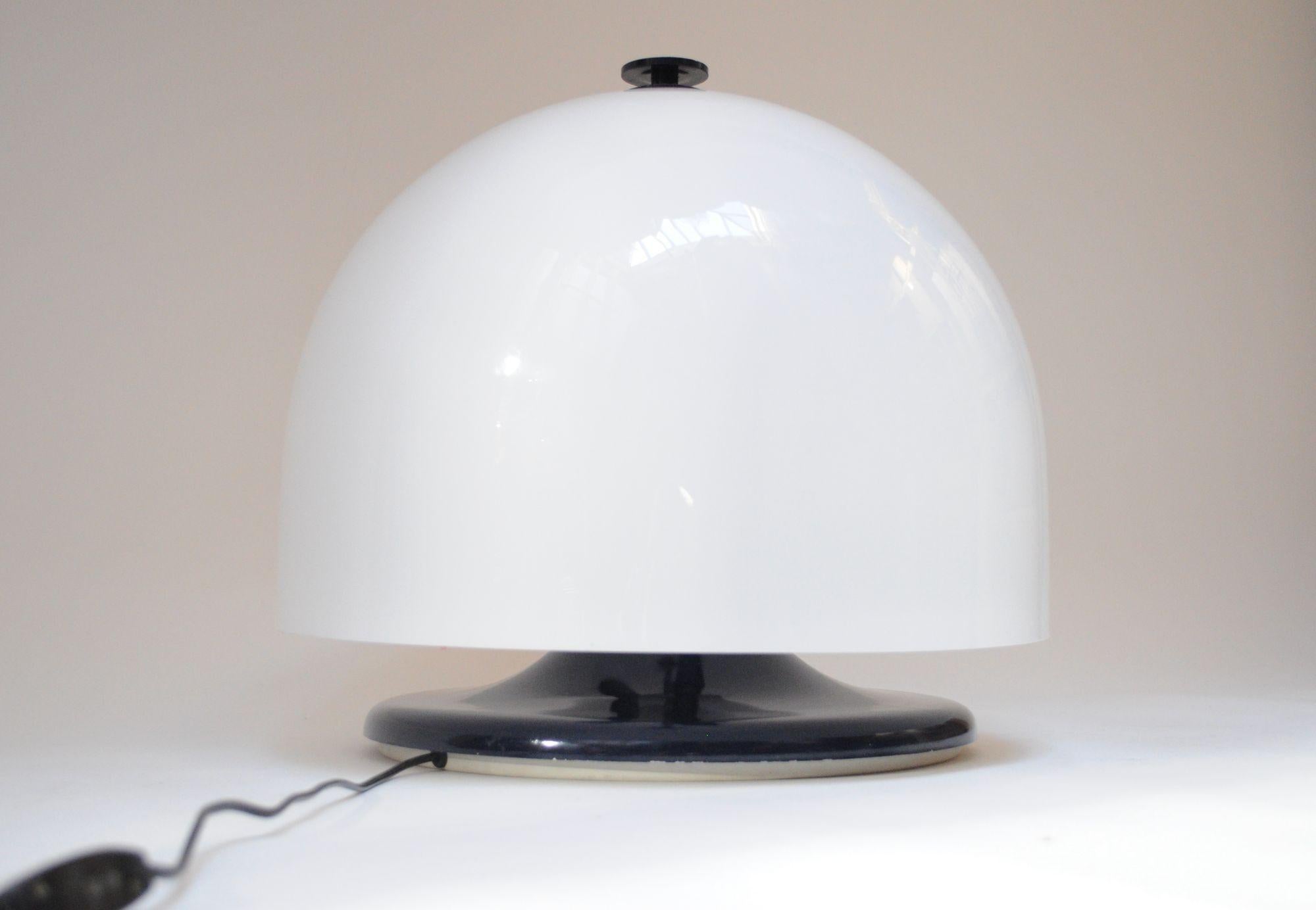 Mid-Century Modern Vintage Italian Space Dome Mushroom Table Lamp in Enameled Metal and Acrylic en vente