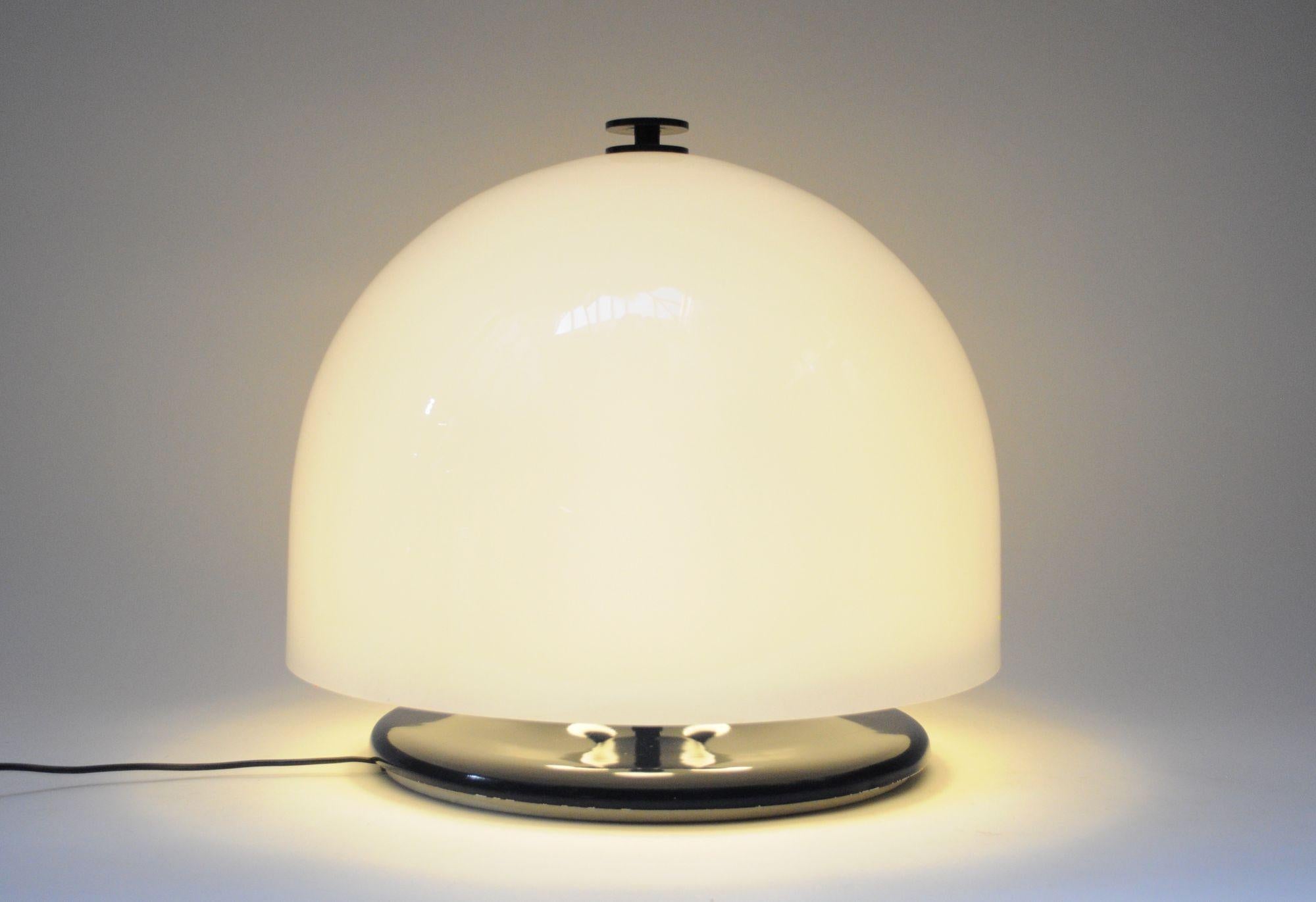Vintage Italian Space Age Dome Mushroom Table Lamp in Enameled Metal and Acrylic In Good Condition For Sale In Brooklyn, NY