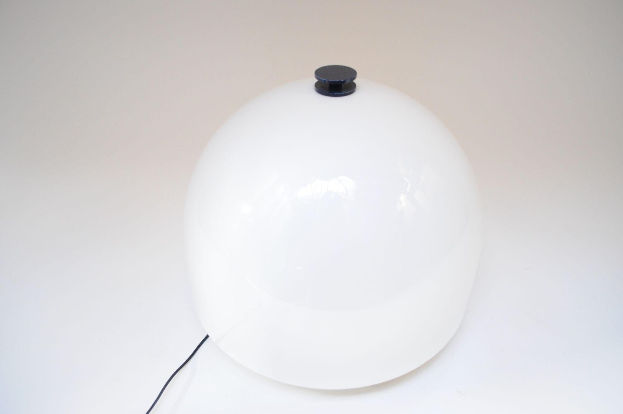 Fin du 20e siècle Vintage Italian Space Dome Mushroom Table Lamp in Enameled Metal and Acrylic en vente