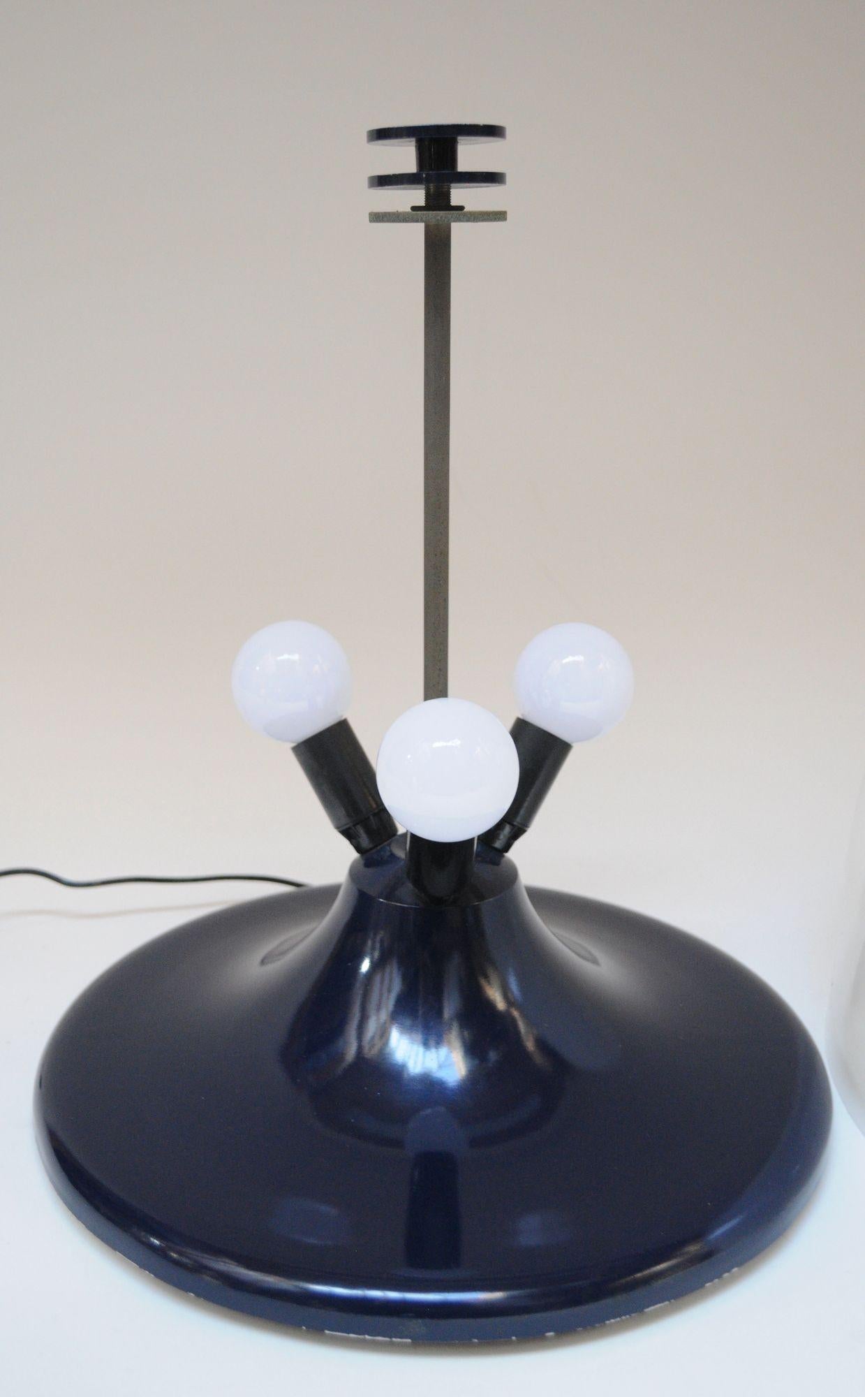 Vintage Italian Space Age Dome Mushroom Table Lamp in Enameled Metal and Acrylic For Sale 3