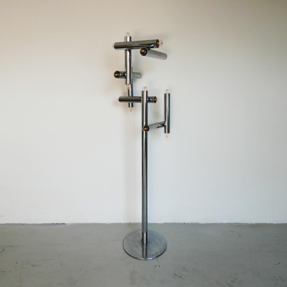 Nous proposons à la vente un rare et séduisant lampadaire en métal chromé, fabriqué en Italie vers la première moitié des années 1970. Il est parfaitement représentatif du style de l'âge de l'espace de ces années-là, inspiré par l'esthétique épurée