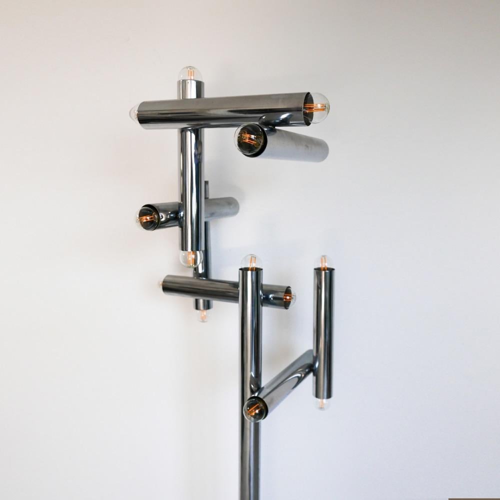 Lampadaire italien de l'ère spatiale Reggiani, tubes géométriques, chromé minimal Bon état - En vente à Milano, IT