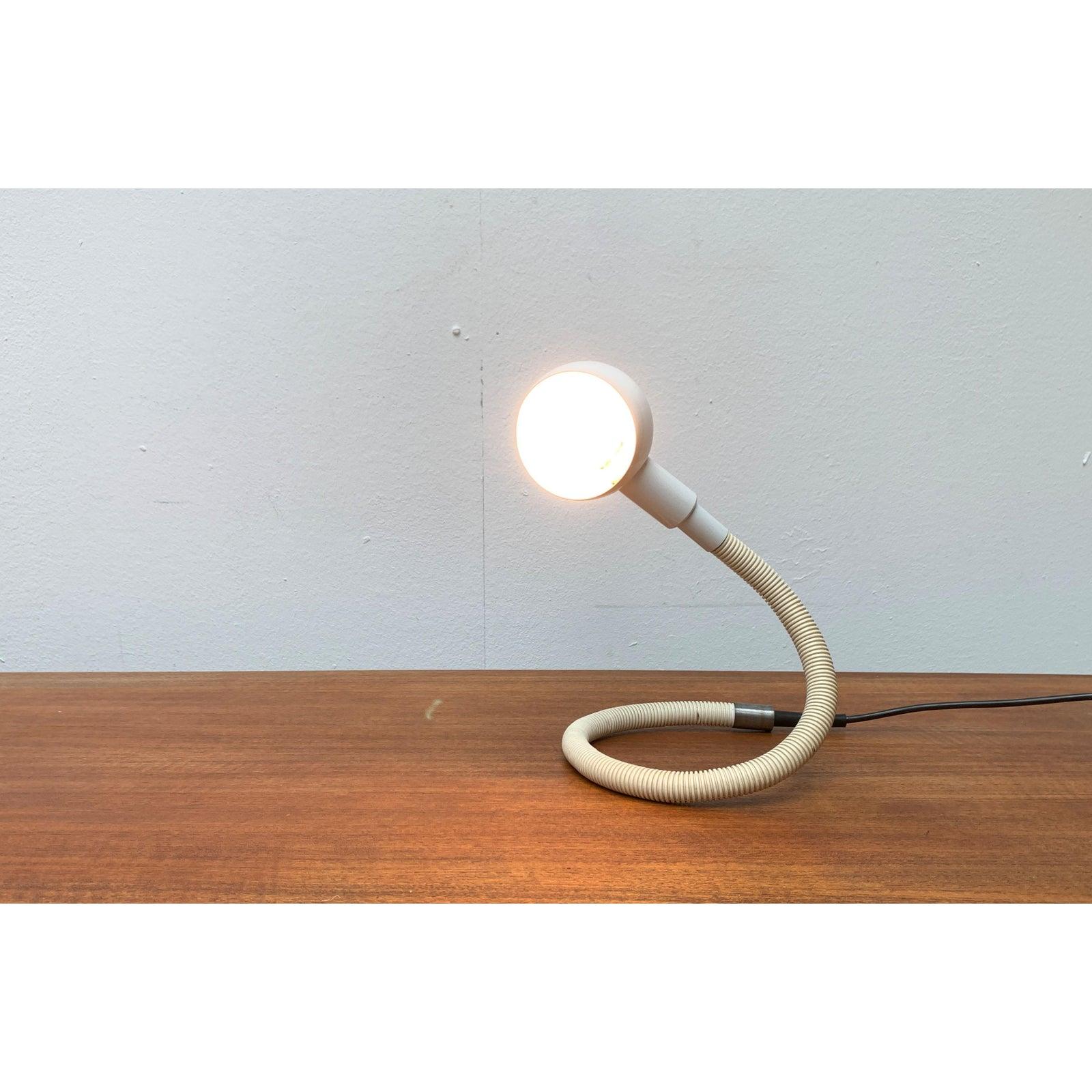 Lampe de table italienne Hebi de l'ère spatiale par Isao Hosoe en vente 6