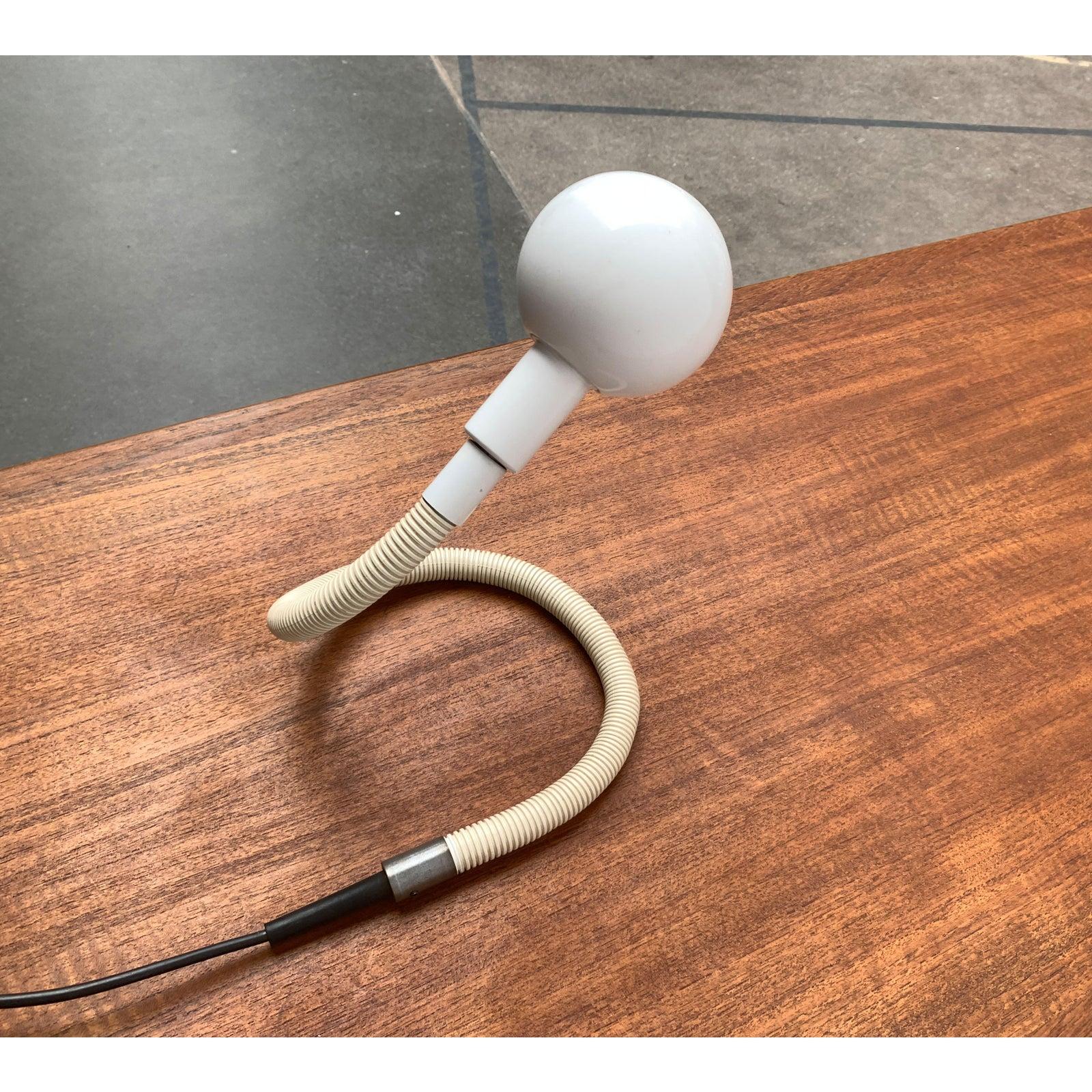 La lampe Hebi du fabricant italien Valenti a été conçue d'après une ébauche du designer japonais Isao Hosoe datant des années 70.

Un classique du design des années 70. L'Hebi est réglable dans presque toutes les positions grâce au bras