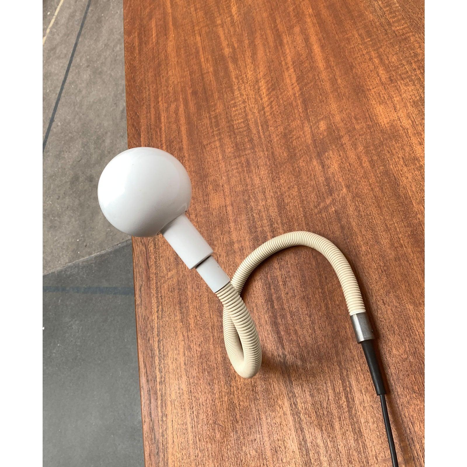 Lampe de table italienne Hebi de l'ère spatiale par Isao Hosoe Excellent état - En vente à Hamburg, DE