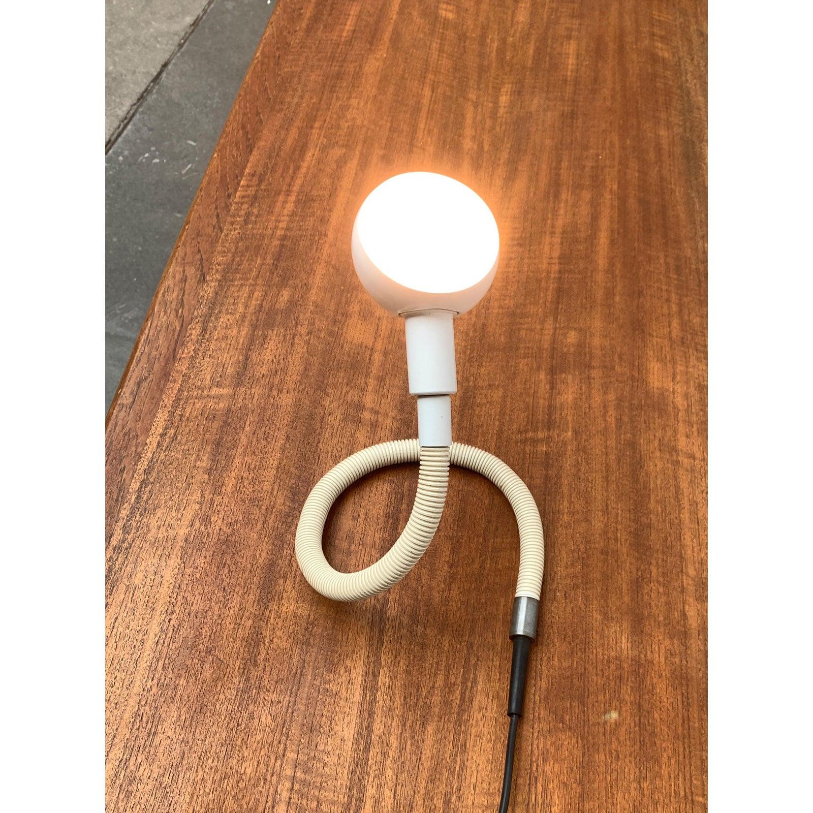 20ième siècle Lampe de table italienne Hebi de l'ère spatiale par Isao Hosoe en vente