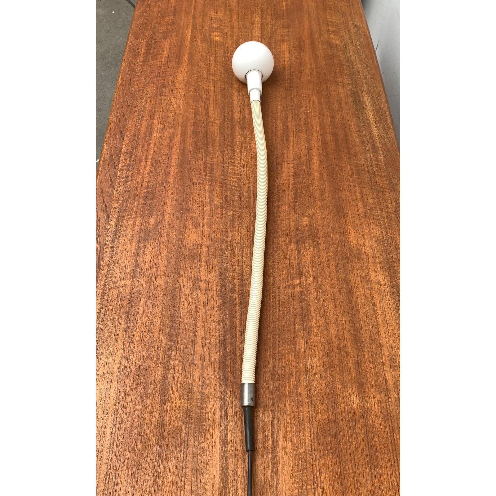 Métal Lampe de table italienne Hebi de l'ère spatiale par Isao Hosoe en vente