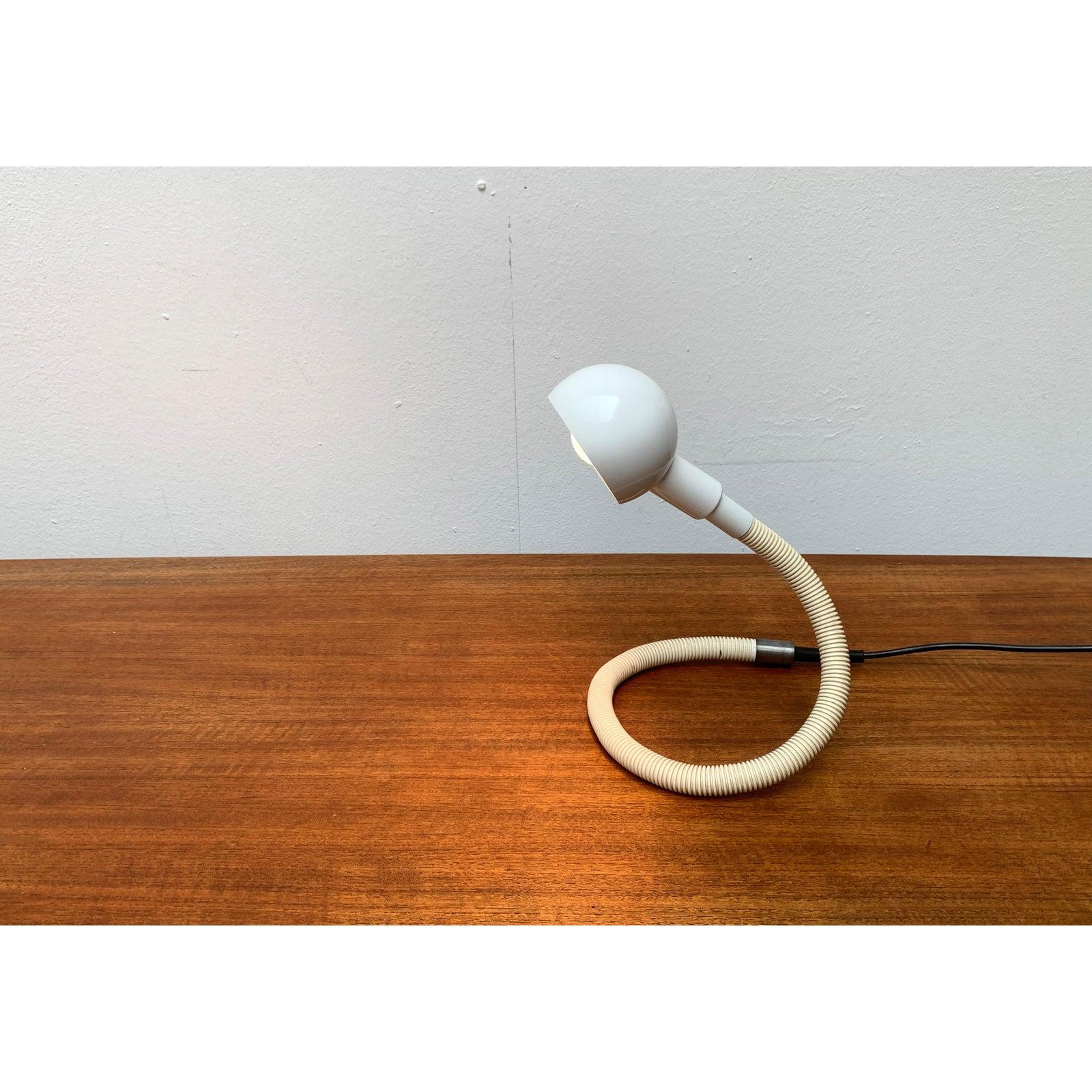 Lampe de table italienne Hebi de l'ère spatiale par Isao Hosoe en vente 1