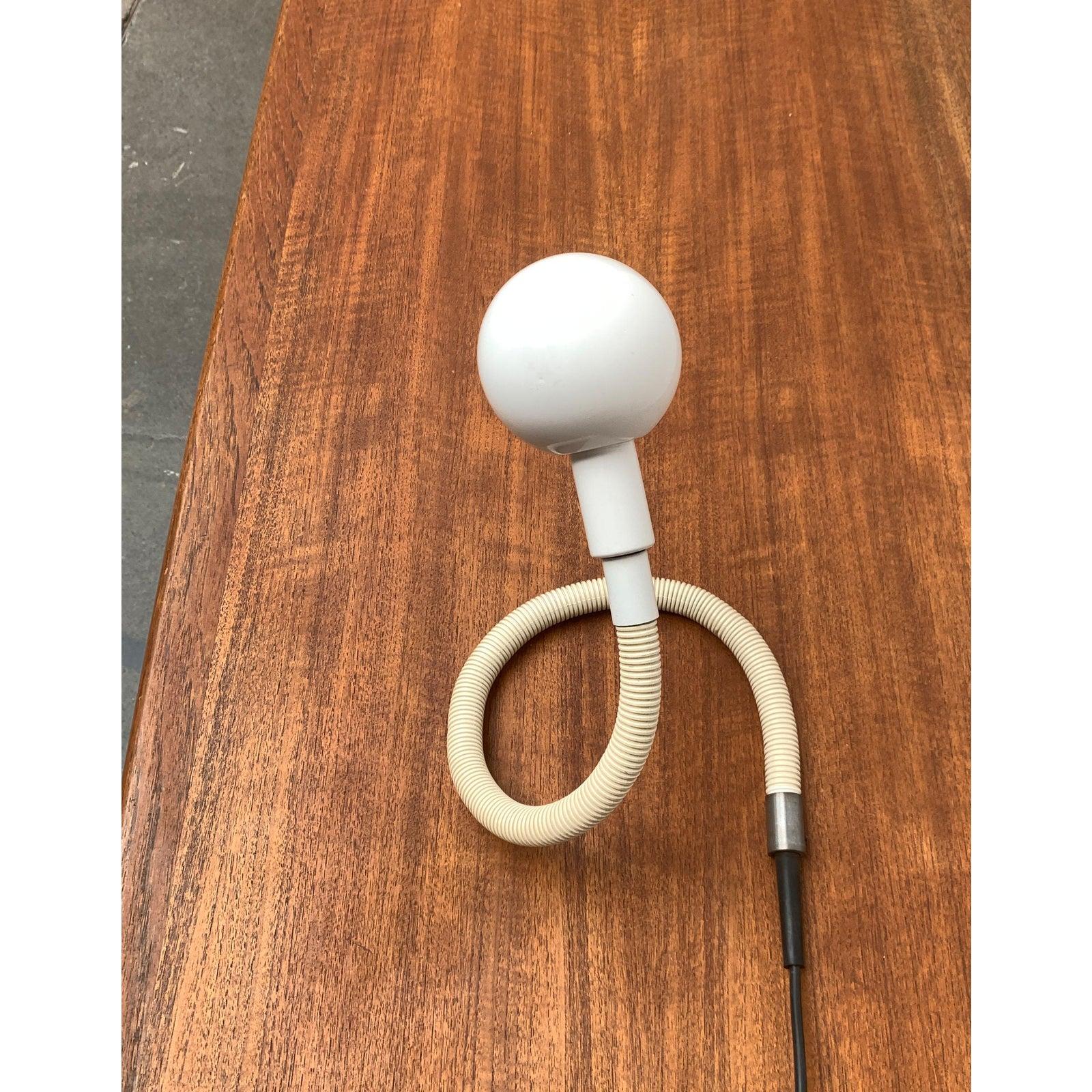Lampe de table italienne Hebi de l'ère spatiale par Isao Hosoe en vente 2