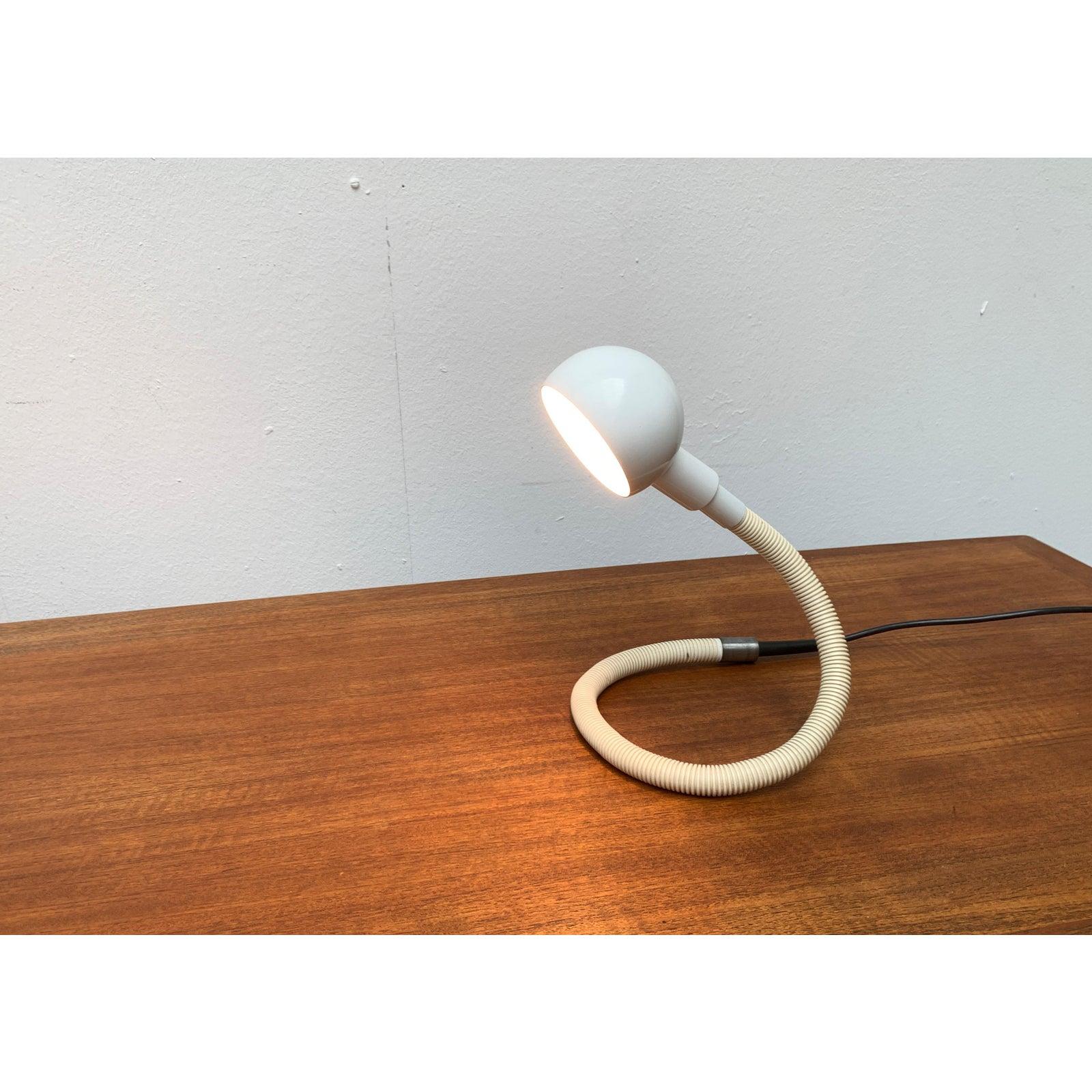 Lampe de table italienne Hebi de l'ère spatiale par Isao Hosoe en vente 3