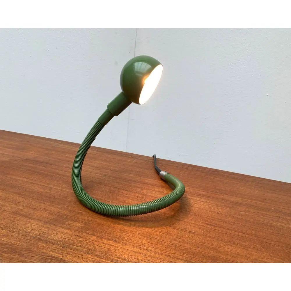 Lampada Hebi del produttore italiano Valenti basata su un disegno del designer giapponese Isao Hosoe degli anni '70. Qui nel raro colore verde.

Un classico del design degli anni '70. L'Hebi è regolabile in quasi tutte le posizioni grazie al