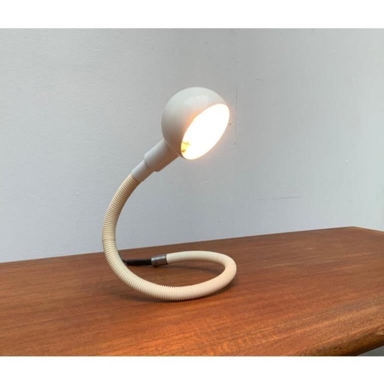 Lampe Hebi du fabricant italien Valenti d'après un design du designer japonais Isao Hosoe datant des années 70.

Un classique du design des années 70. L'Hebi est réglable dans presque toutes les positions grâce au bras caractéristique du tuyau.