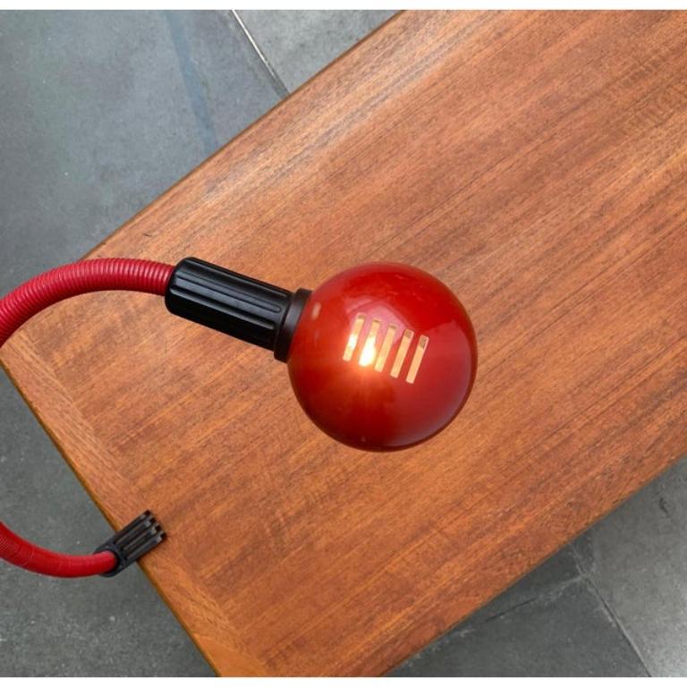 Lampe Hebi du fabricant italien Valenti d'après un design du designer japonais Isao Hosoe datant des années 70. Voici la version rare, plus grande.

Un classique du design des années 70. L'Hebi est réglable dans presque toutes les positions grâce au