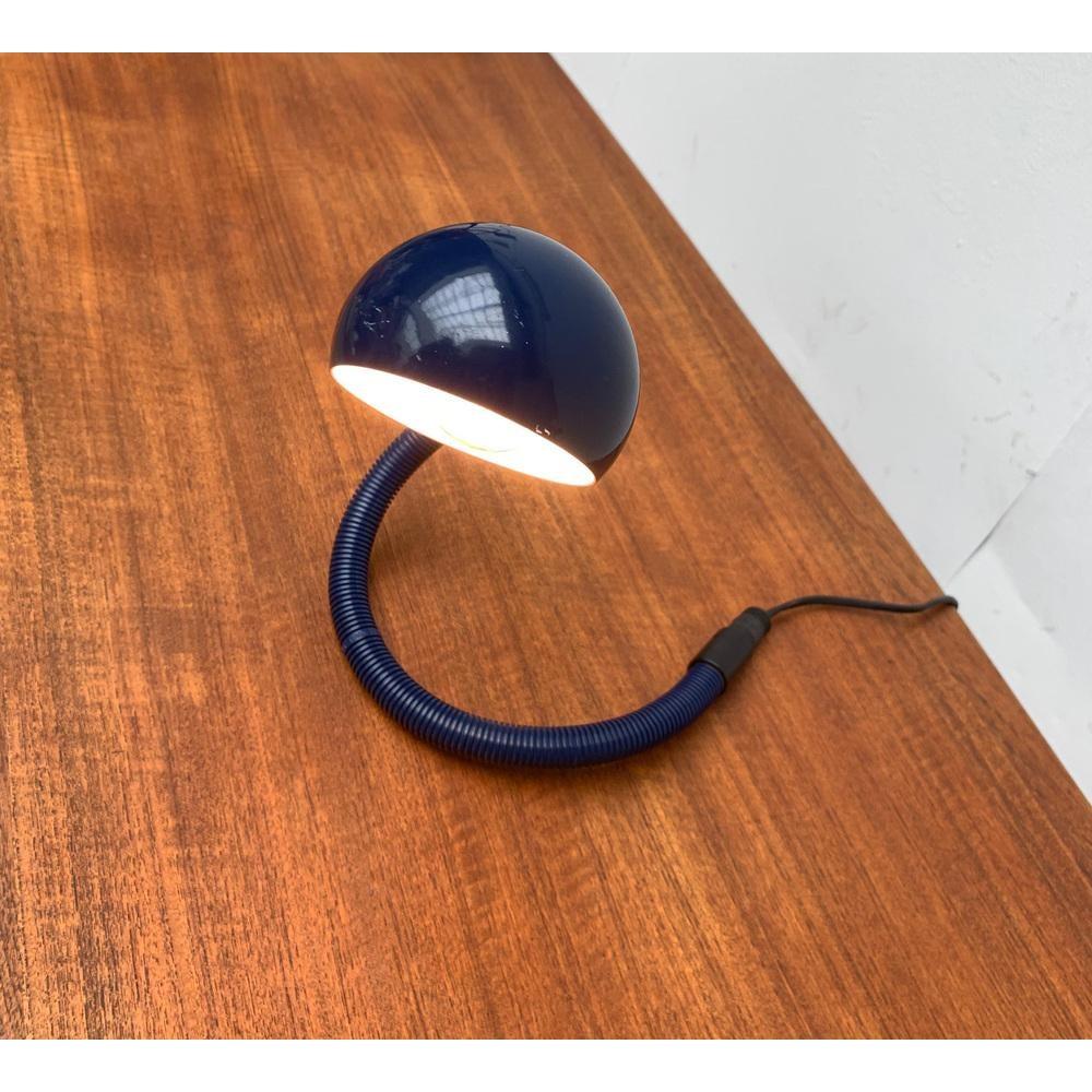 Lampe Hebi du fabricant italien Valenti d'après un design du designer japonais Isao Hosoe datant des années 70. Ici dans la couleur rare bleu foncé.

Un classique du design des années 70. L'Hebi est réglable dans presque toutes les positions grâce