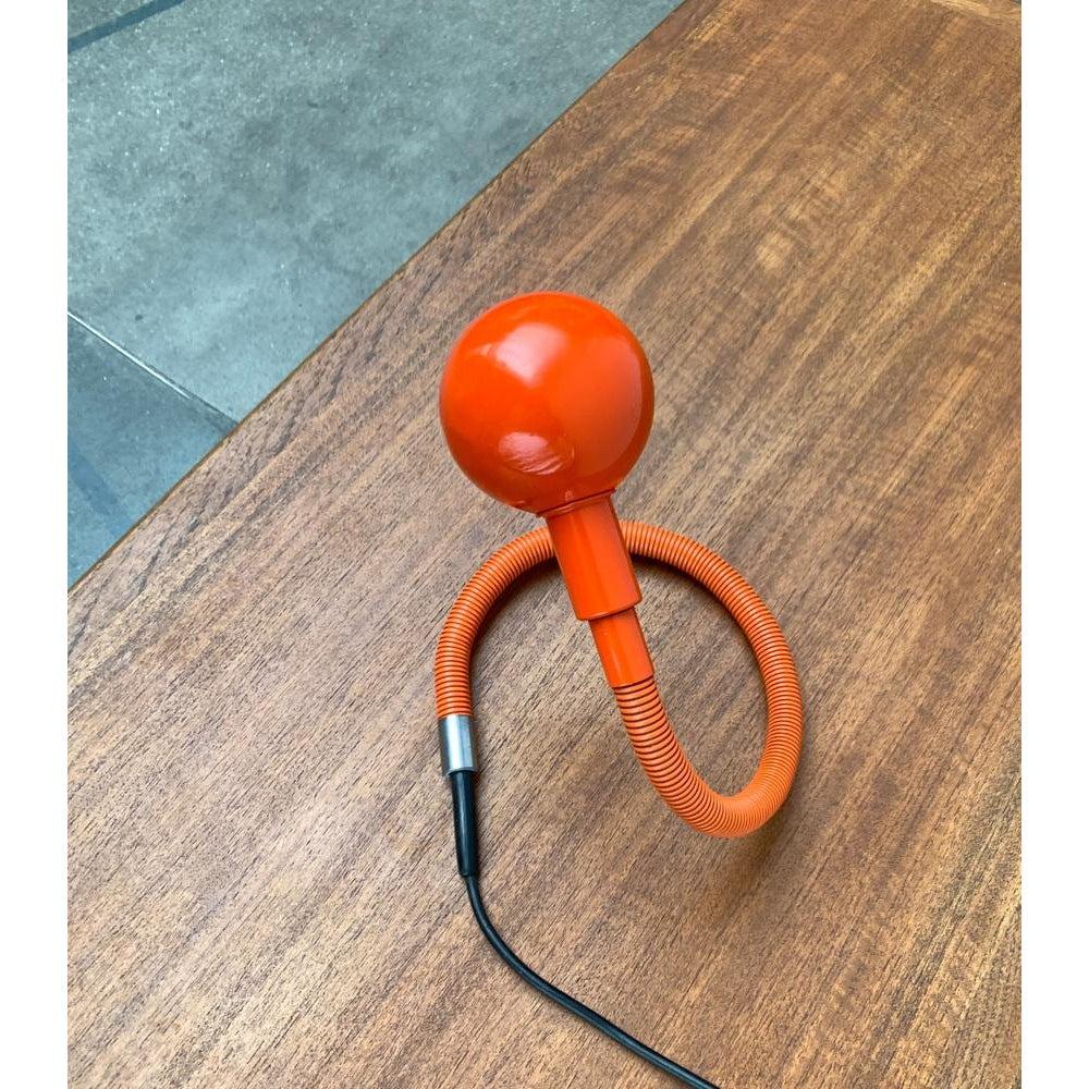 Lampe à poser Hebi du fabricant italien Valenti d'après un design du designer japonais Isao Hosoe des années 1970. Ici dans la rare couleur orange.

Un classique du design ludique de Valenti dans une couleur spéciale. La lampe est réglable dans