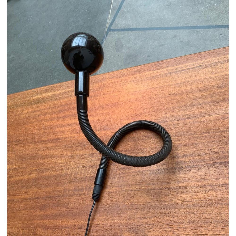 Lampe de table italienne Hebi de l'ère spatiale par Isao Hosoe pour Valenti Luce en vente 6